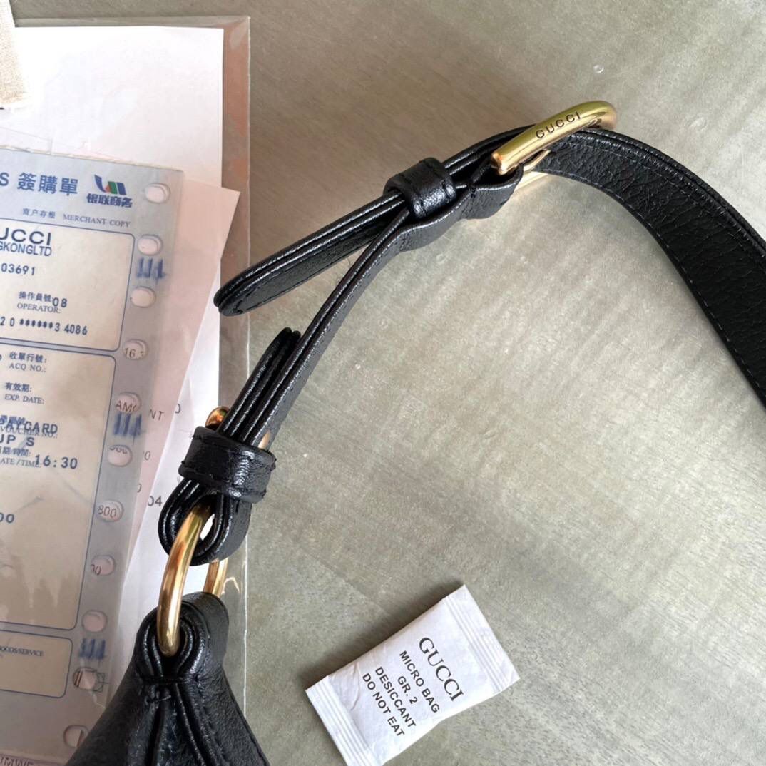 独家特级正品 。G731817！尺寸：25x19x7cm！Cosmogonie)系列在意大利历史悠久的蒙特城堡亮相。这一全新的新月造型小号肩背包从品牌典藏元素汲取灵感，采用柔软皮革材质呈现，并饰有在20世纪70年代亮相的双G标志🔥🔥🔥 它配有两条可肩带 可调节肩带（55厘米高） 可拆卸链式肩带（26厘米高）