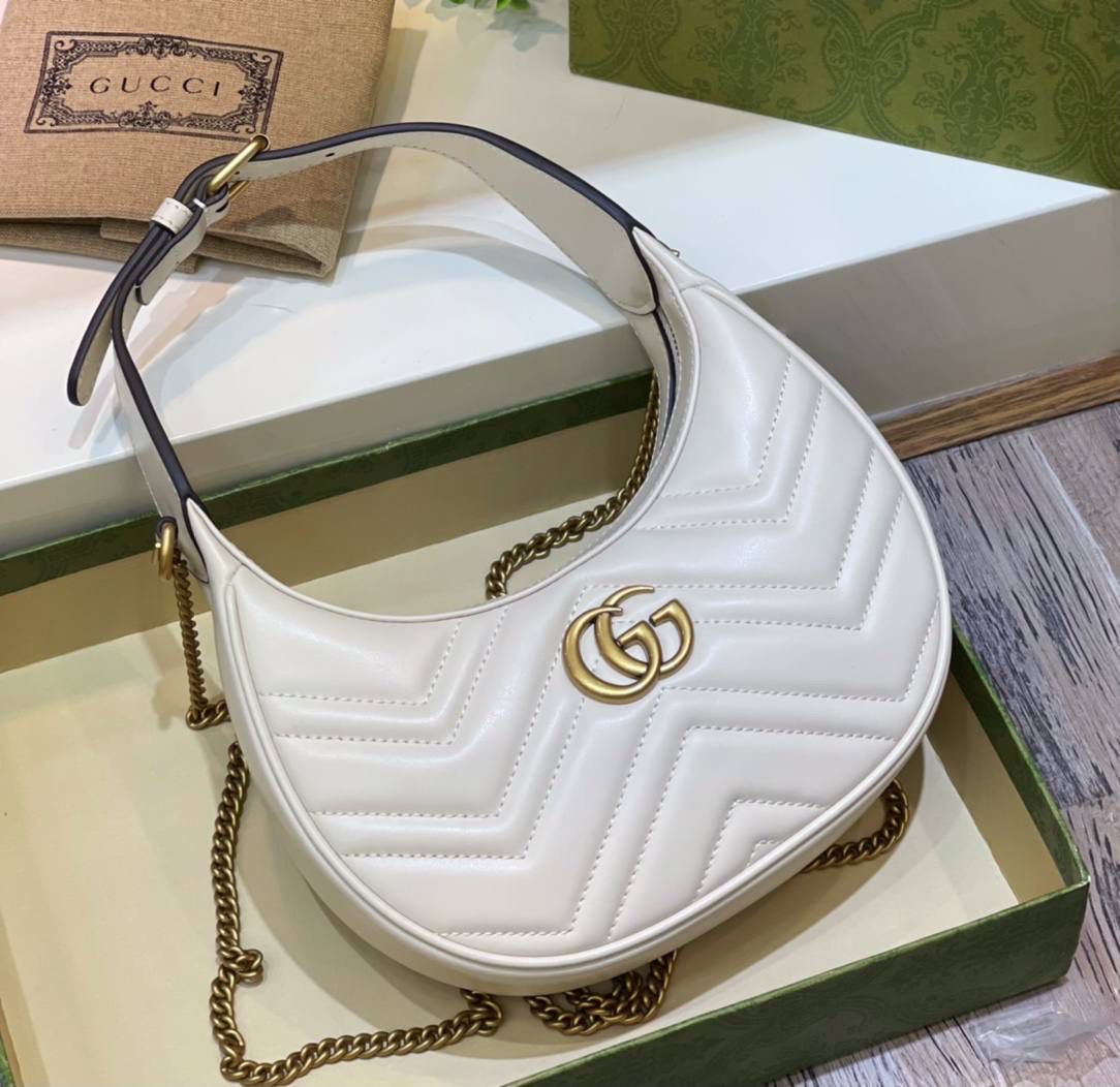 ✈️✈️✈️🔥𝐌𝐚𝐫𝐦𝐨𝐧𝐭系列半月包# ▫️型号：699514 ▫️尺寸：21.5*11*5cm 马尔蒙系列腋下包经典回归 四季热卖款，以月牙造型为特色，原厂牛皮立体绣花工艺饱满度很赞➕全铜五金❗️包包的轮廓很贴切身体的线条，可腋下手拎斜挎，性价比超高的一只.简直就是行走的种草机！788590