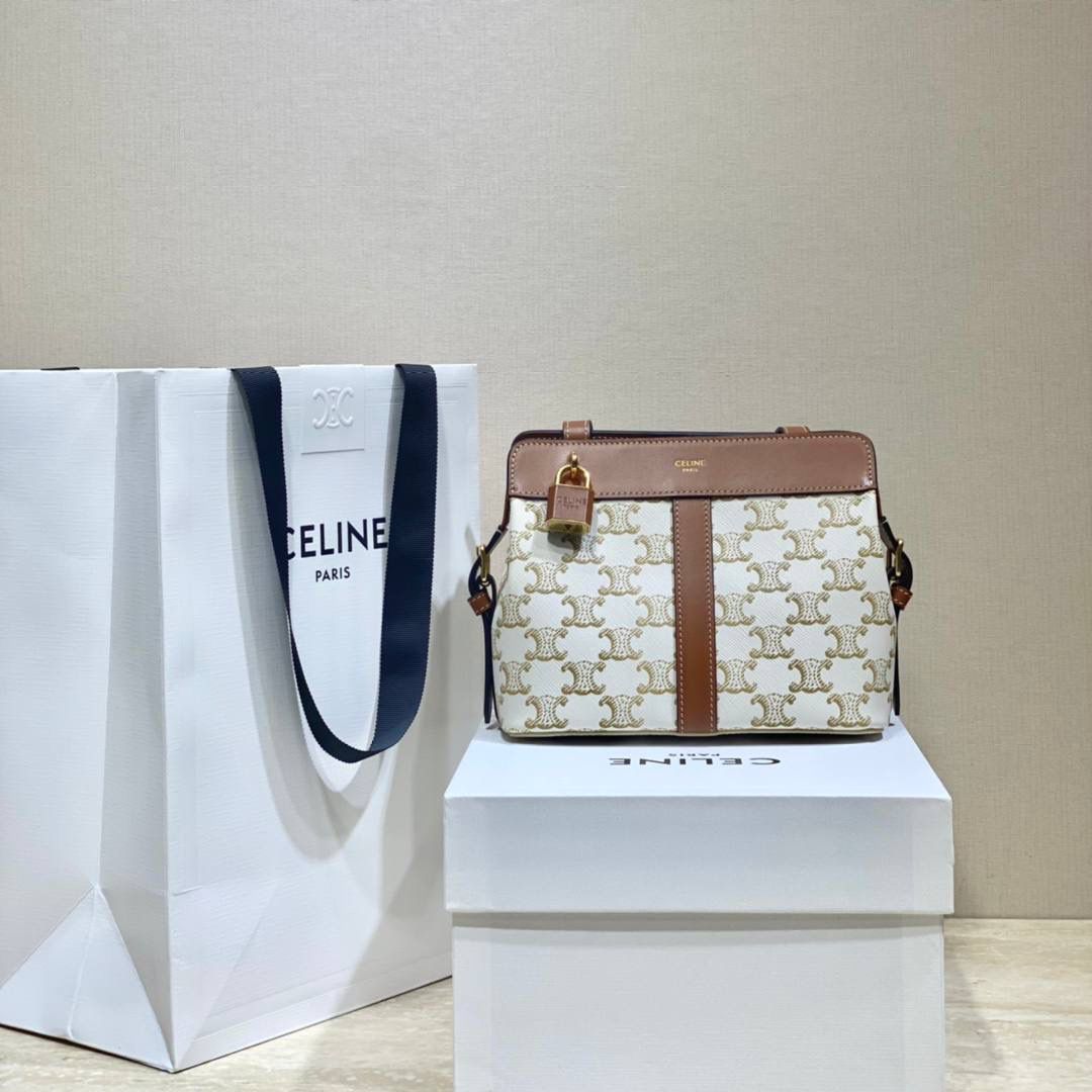 🔥大货实拍图 𝗖𝗘𝗟𝗜𝗡𝗘 ♥ 𝗧𝗘𝗘𝗡 𝗖𝗔𝗕𝗔𝗦 𝗗𝗘 𝗙𝗥𝗔𝗡𝗖𝗘 型号：191992 尺寸：19*16*11cm 上身图💯 越看越喜欢的一款包包！这个白老花也是十分美貌🥰容量完全够用，日常出门必备的纸巾、气垫、手机、口红、钥匙、放下绰绰有余～是个好看又能装的实力派！