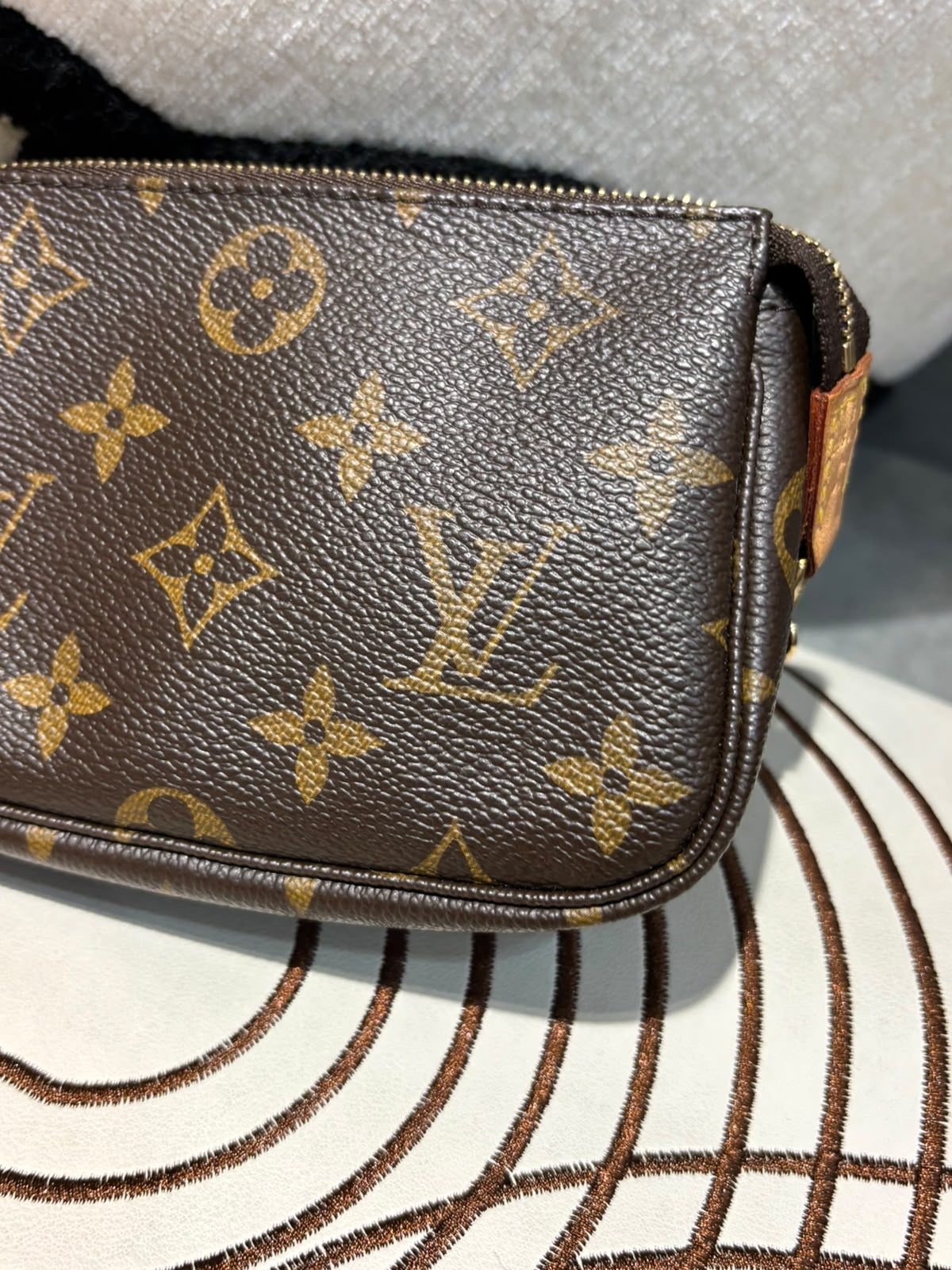 Lv mini pochette chain bag monogram ,100%AUTHENTIC, 98%new 