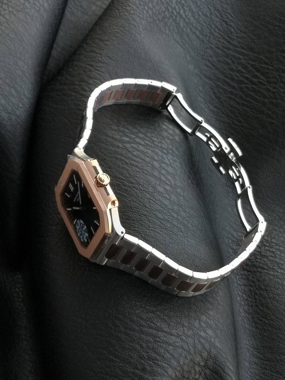 百达翡丽 方形 新系列CUBITUS 5821腕表 亮点特色：1️⃣机芯:搭载定制9015改Cal.26-330 SC一体机，调时不停秒，调时不停秒，摆轮位置均与正品一致，自动上链机芯。2️⃣钢带:316L定制级人体工程学表带，新扣款式。3️⃣表壳:尺寸45毫米厚度仅8.3mm，为表壳对角线长度(即10点位至4点位),因为表壳近似于方形，上下边的宽度会小于这一数值，所以视觉效果并不是很大。 搭配上，5821属于运动风格腕表，日常搭配正装和休闲风格也可以。