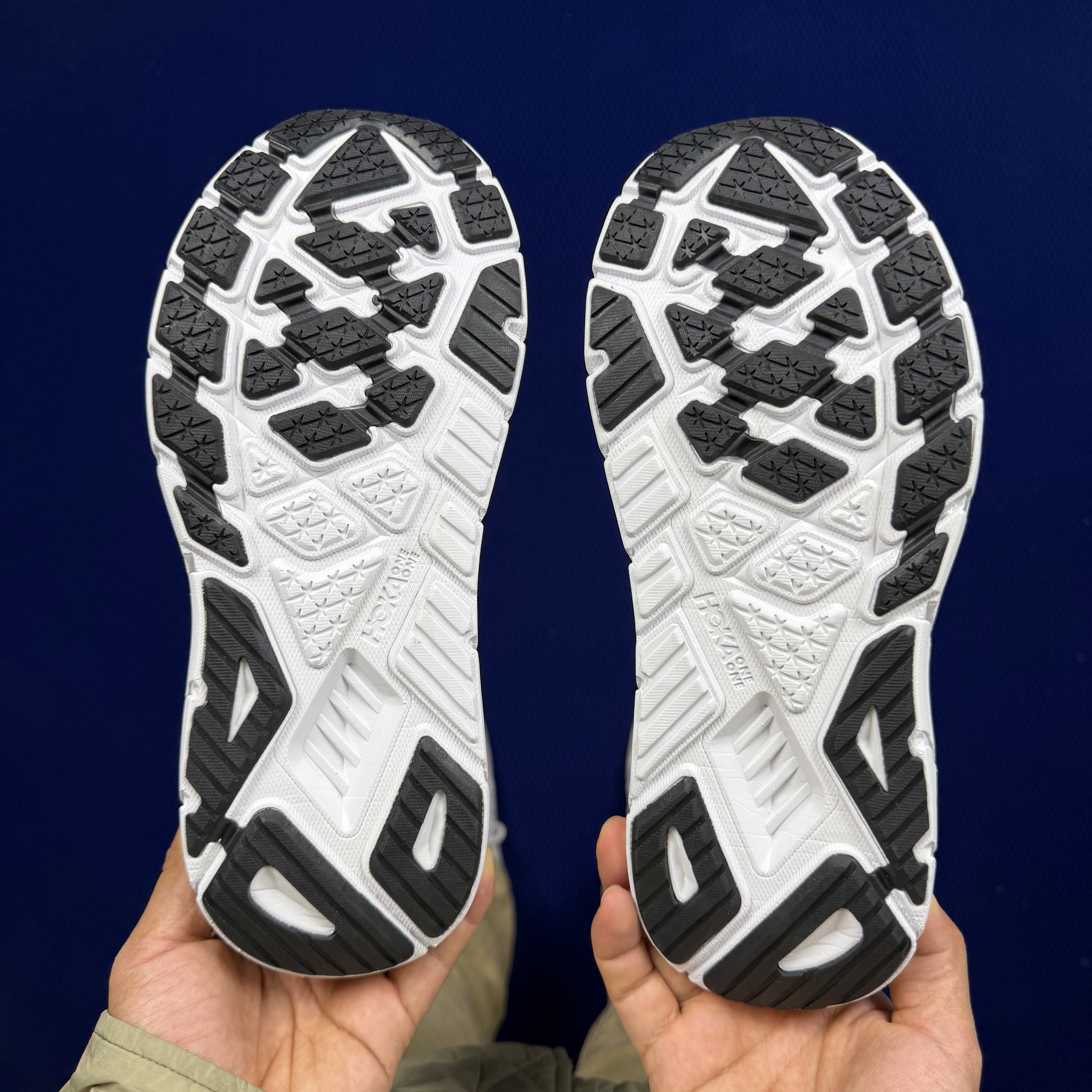 Hoka One One Arahi 7