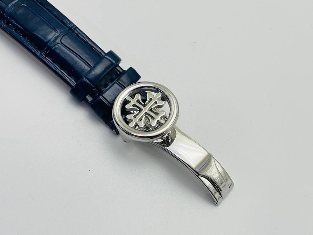 百达翡丽5320G-001超级复杂功能时计！🔥🔥 1⃣️直径40毫米一体冲压成型的双层式精钢表壳，致敬了经典的设计语言奶油色的表盘营造复古氛围，表盘边缘刻印有密分秒数刻度，配金质阿拉伯数字及五分钟凸圆刻度字钉，更有立体感。时分指针以巴顿式设计为基础，配以尖长的针尖，这特色造型是呼应了 1950 年代 Ref. 1463 计时码表的指针。 2⃣️表盘6点位置是月相显示和日期分拨。所有的万年历标志都很好，一眼就能读懂。 3⃣️内里搭置了仿324 S Q 自动上链机芯，是 324 自动上条传奇机芯的精装版本。机芯夹板桥经倒角，边缘作细意打磨，主夹板饰以鱼鳞纹，而夹板则缀以日内瓦波纹，夹板表面有包金雕刻，螺丝凹槽经打磨和倒角，连钻孔亦同样经打磨处理。