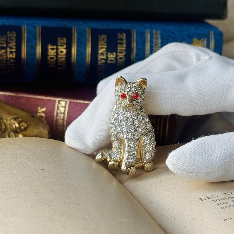 Vintage Rhinestone Studded Sparkling Cat Brooch with Red Eyes(MT2554)