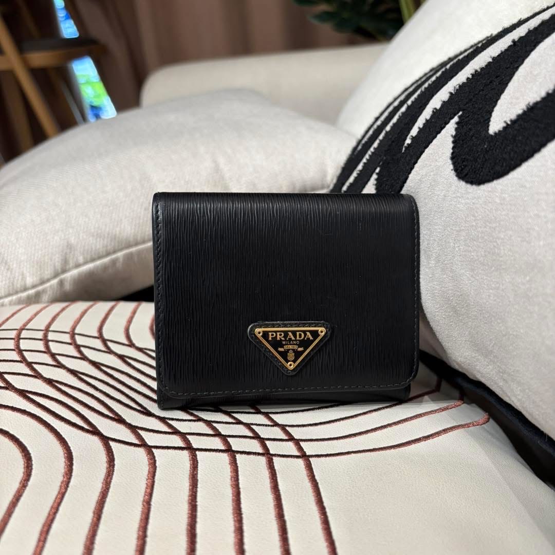 Prada short wallet calfskin 100%Authentic, 95%New