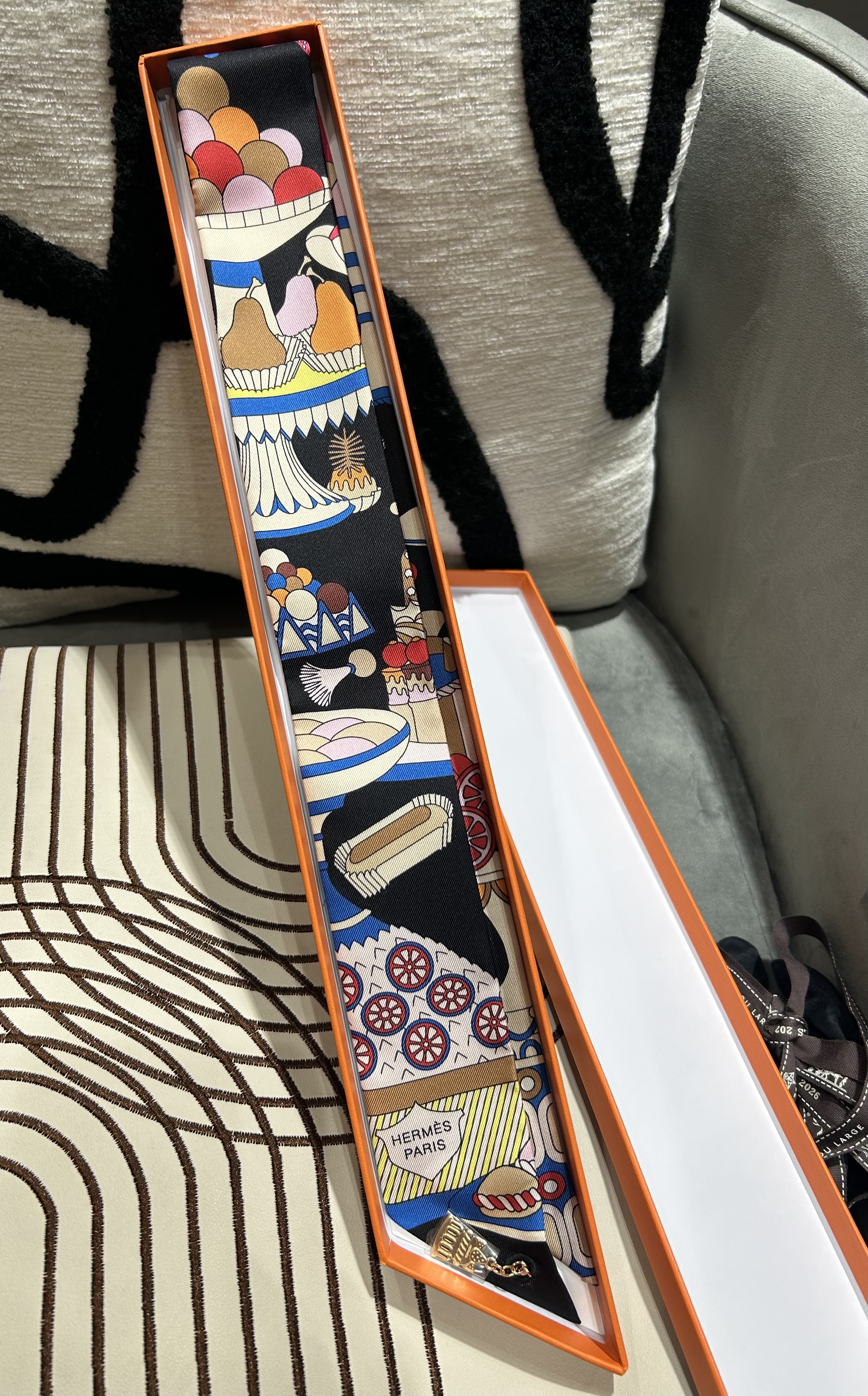 全新 HERMES Silk twilly La Patisserie Francaise Charm Scarf 黑色100%絲質法式甜點帶吊飾 Twilly 100%Authentic, 全新 Brand New ☑️Box