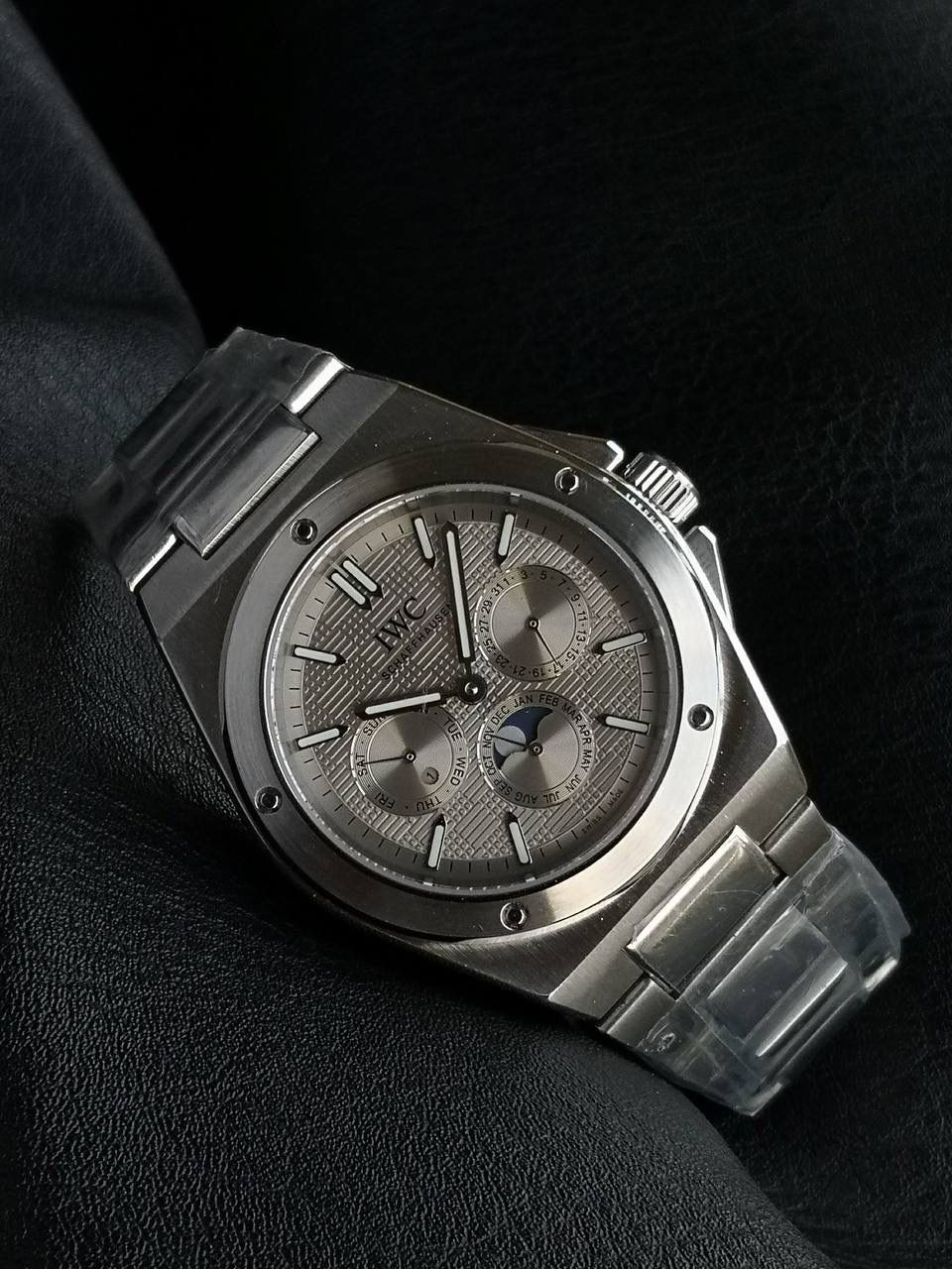 万国工程师系列万年历腕表，复刻界最复杂的腕表，所有功能同步原装，所有功能调节通过把头控制. 1⃣️【功能介绍】3点钟位置显示日历，9点钟位置显示星期，6点钟月份月相指针显示。 2⃣️【做工精细】外壳采用原版同样的三件套结构，中间拉丝，上下壳为抛光，镜面采用高成本的锅盖形蓝宝石，使其质感提升。 3⃣️【机芯性能】尺寸41.6mm,机芯采用天津机芯改82600，高效稳定，动力时间长达72小时以上，进行加装复杂的万年历模块，而且同步所有功能实现同步原装通过把头调节。 4⃣️【⚠️注意事项】由于万年历模块十分复杂在出货前都会调准时间，客户收到直接上链上手佩戴即可，⚠️请不要轻易乱调，由于机芯加装升级功能，调节需慢慢按调。