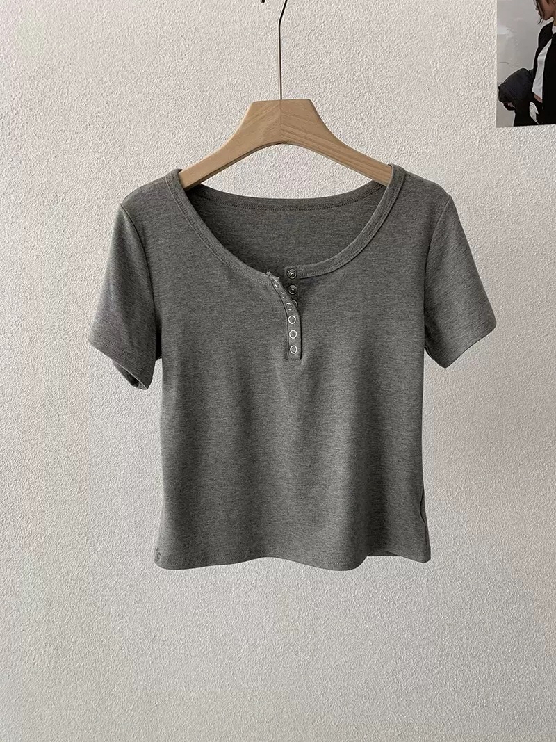 纯色正肩Tee 简约小纽扣设计