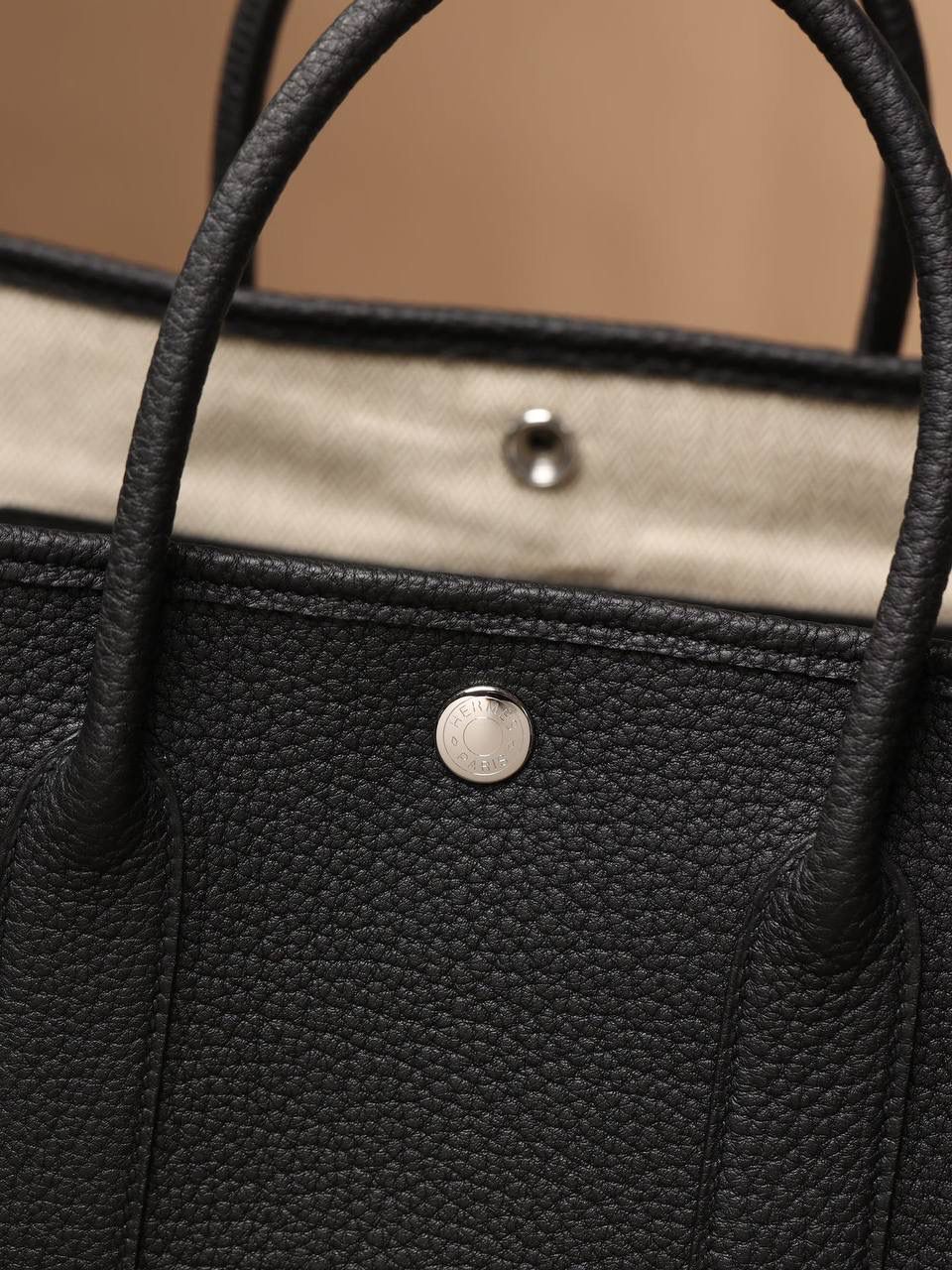 Hermes 爱马仕 Garden Party 30 黑色花园包👜✨ 尺寸：30*20*13cm 花园包独家渠道货，独家欧洲原厂皮原厂五金组装ZP尾单货，独一无二的天花板渠道货 面料是采用法国原厂的Togo皮，纹路清晰，颗粒感饱满，手感细腻，扑鼻而来的香味，爱不释手 版型真的是决绝子 喜欢大包的就入手吧 😍🤟🏻