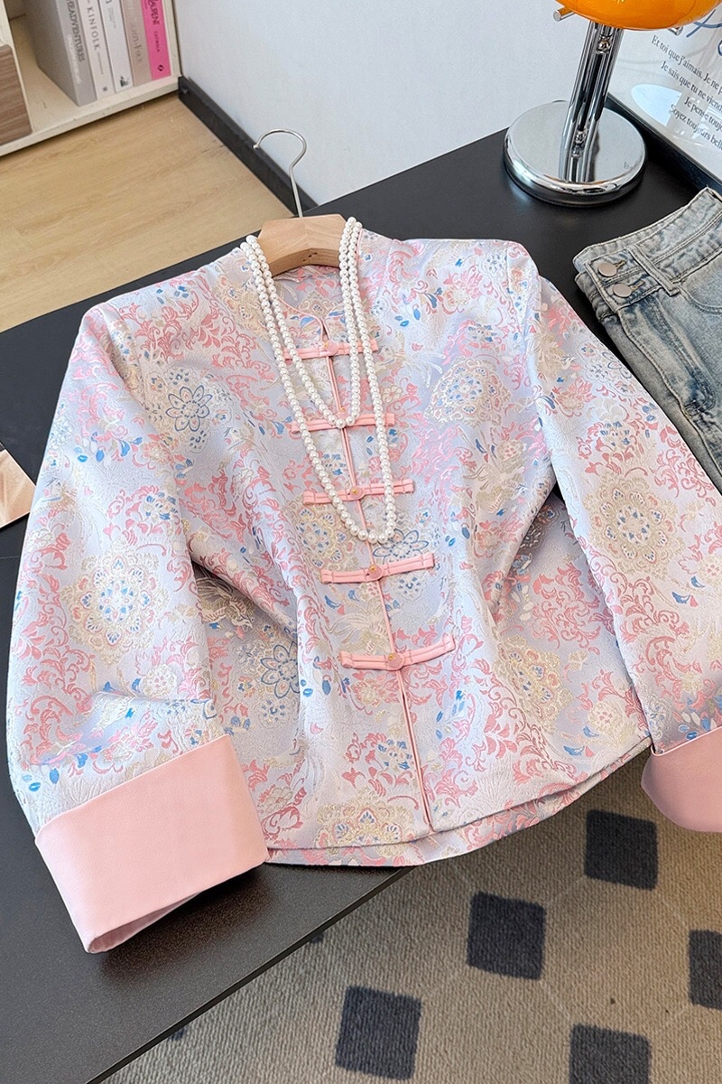 B117(9924) 新中式高级感粉蓝高端缎面提花前排盘扣粉外套上衣