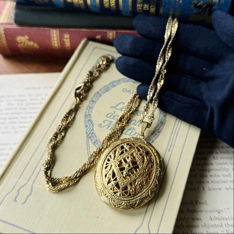 VINTAGE AVON C.A. 1960-70S Large Cutout Filigree Style Locket Pendant Necklace with Elegant Twisting Chain (MT2083)