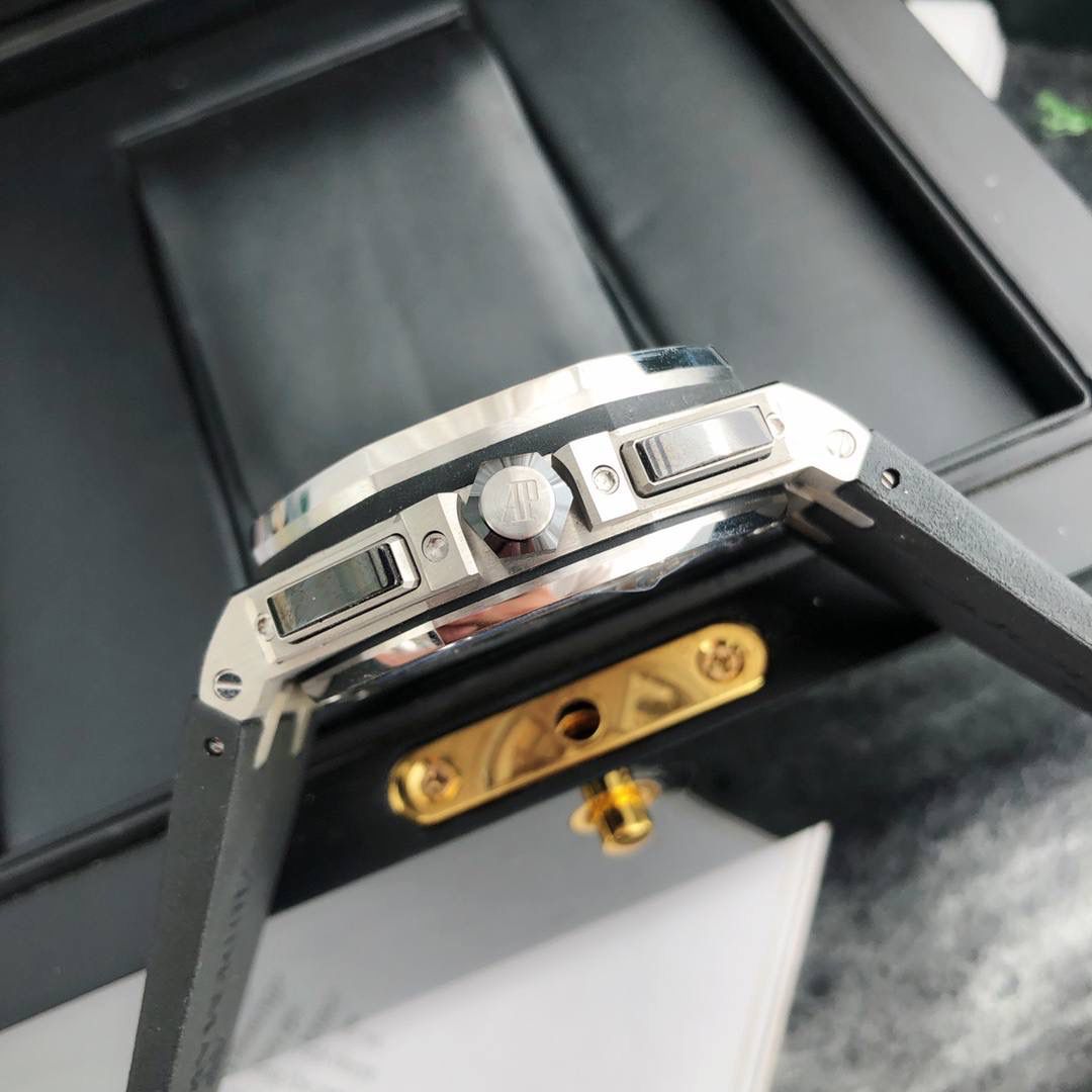 皇家橡树 - 爱彼AP 26400系列 44毫米直径 市面上最好版本的超级复刻 柔软硅胶带 皇家橡树离岸型 男士全自动机械腕表 ，316L精钢表壳 ，搭配原装复刻定制机芯Cal.3126全自动机械机芯 走时精准 稳定，透视后盖 裸露的机芯跟正品一模一样，反炫光蓝宝石玻璃 ，超级耐划痕，搭配原厂模具橡胶表带，原装针扣 ，300米防水，整壳套超高品质，超A做工，非市场普通货，货有所值 ，硬汉必备神器，爱彼入门级腕表 强烈推荐，制作耗时又耗精力，尽可能把最精至的腕表呈现给各位腕表爱好者。