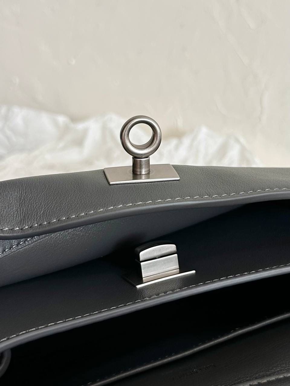 ba1enciaga rodeo灰银mini🪨 哒哒哒，mini也来咯 看完正常size的rodeo再来看mini 真的是除了可爱还是可爱 这种尺寸就不挑身高了 每个人背出来都是萌萌哒哈哈哈 而且男生女生都能背，不挑性别～ 这只包的皮一定不能硬，也不能太软太亮 大号：39.8×29.9×12.9cm789744m 中号：35×23.3×10.9cm789772m 小号：28.9×20×9.9cm789779m mini：23×17×9cm795456m