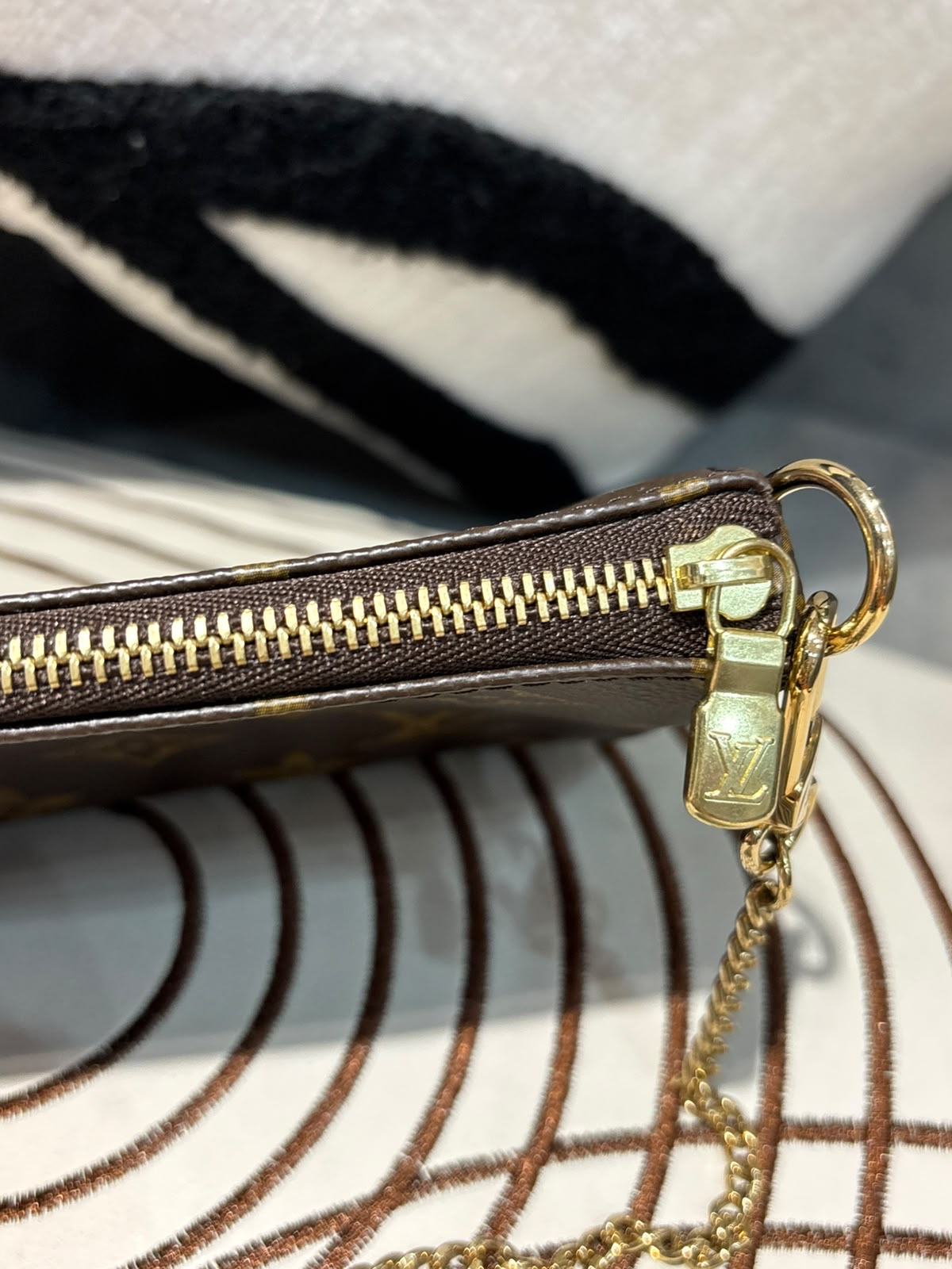 Lv mini pochette chain bag monogram ,100%AUTHENTIC, 98%new 