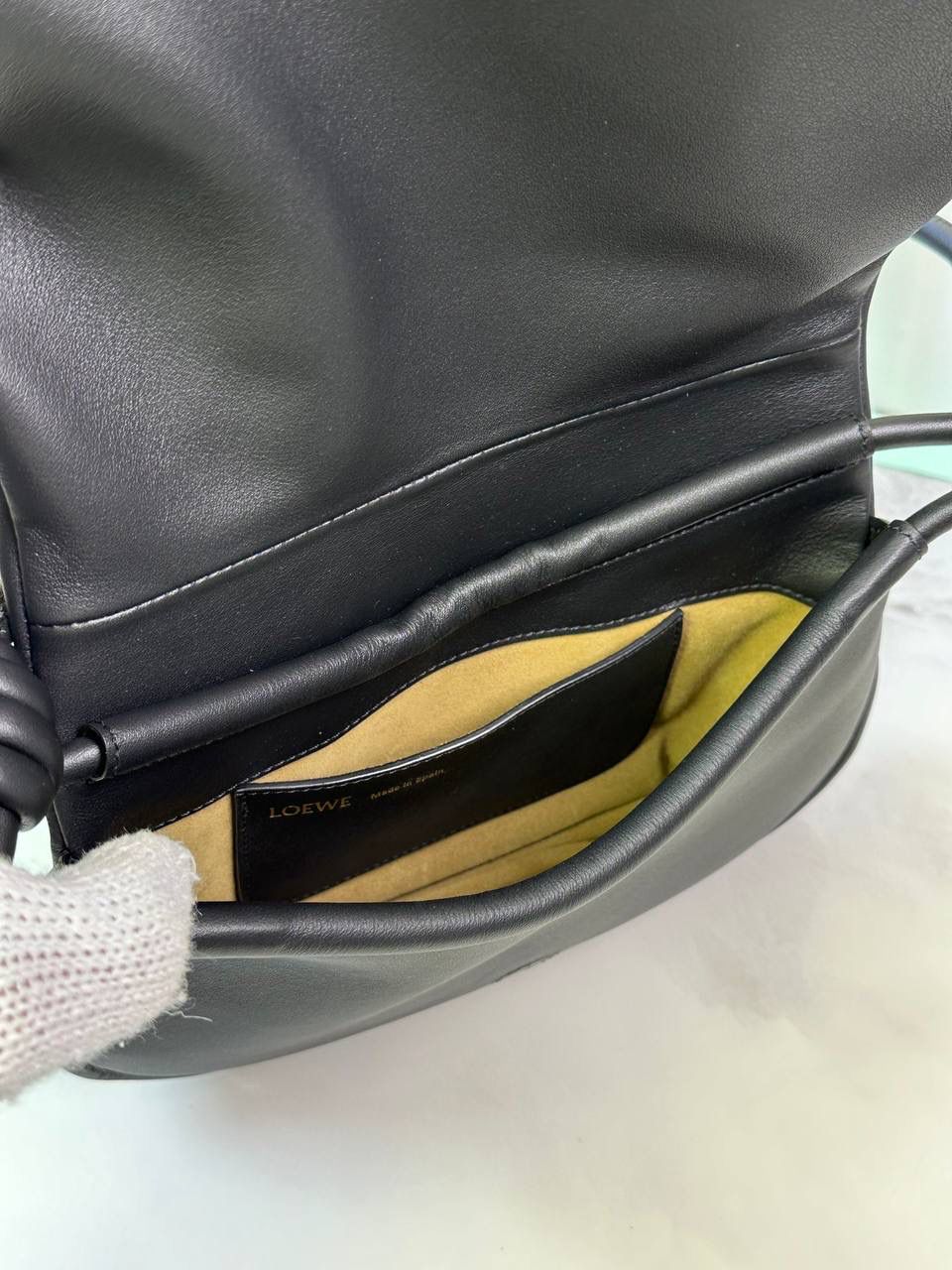 全新*𝙋𝙖𝙨𝙚𝙤 𝙨𝙖𝙩𝙘𝙝𝙚𝙡 手袋🛍️【黑色】 —— 朕品1w7➕😘 （字母链条需另外购买） 尺寸:𝟐𝟓-𝟏𝟕-𝟖𝐜𝐦 编码:062318 ✅做工精致，廓形简洁优雅，独特、柔软的褶襇结构，超轻盈构造，纳帕软牛皮革（里外全皮），顶部饰有flamenco螺旋绳结。 ✅配置双肩带，短手柄肩带可做腋下包不可拆卸，长肩带可肩背可斜挎可拆卸调节，磁扣开合设计，多种背法随心所欲❤