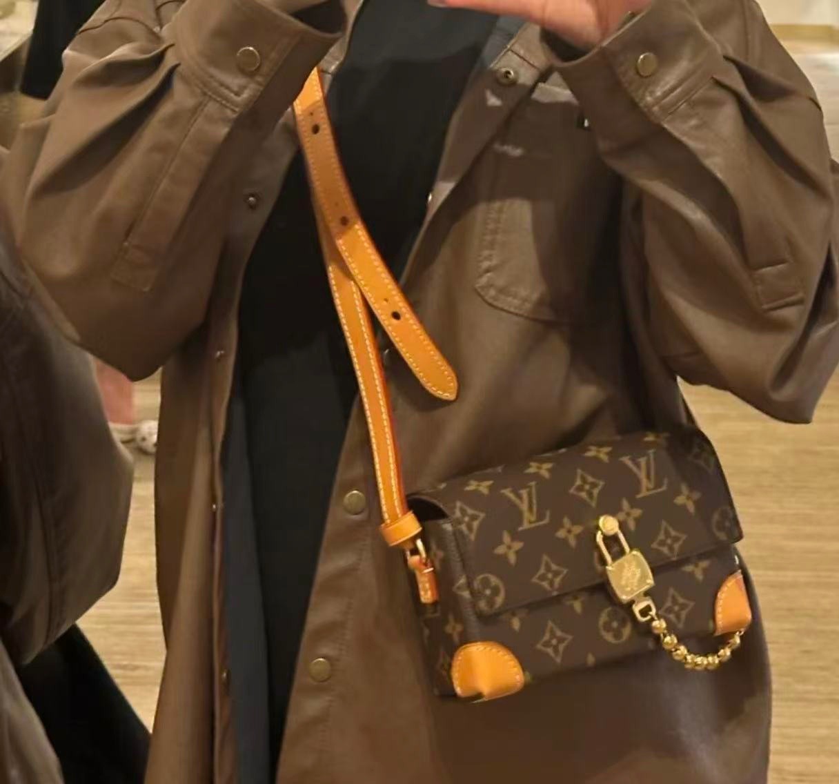 LV Steamer 可穿戴式銀包/斜挎包