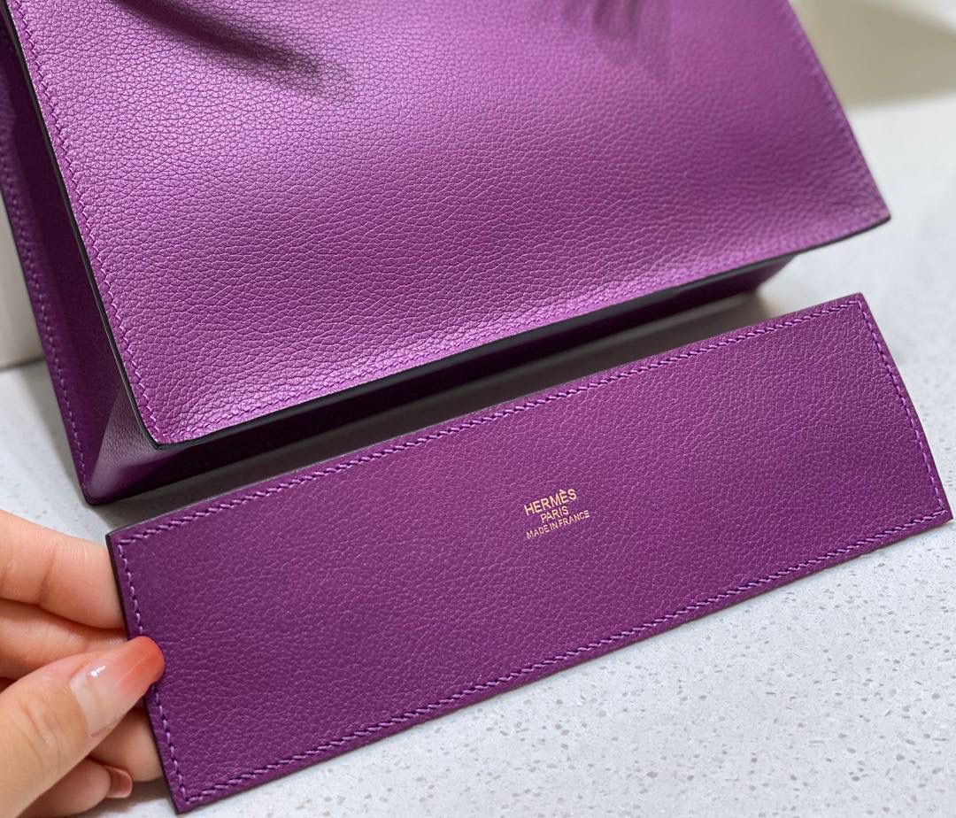 『海葵紫·金』 ‘’Kᴇʟʟʏ ᴅᴀɴsᴇ • Evercolor 🎀 时尚圈就是一个圆！ 最厉害的就是六种背法： 斜背、侧背、肩背、腰包、背包、手包 集美们一定要安排起来‼️ 22Cm