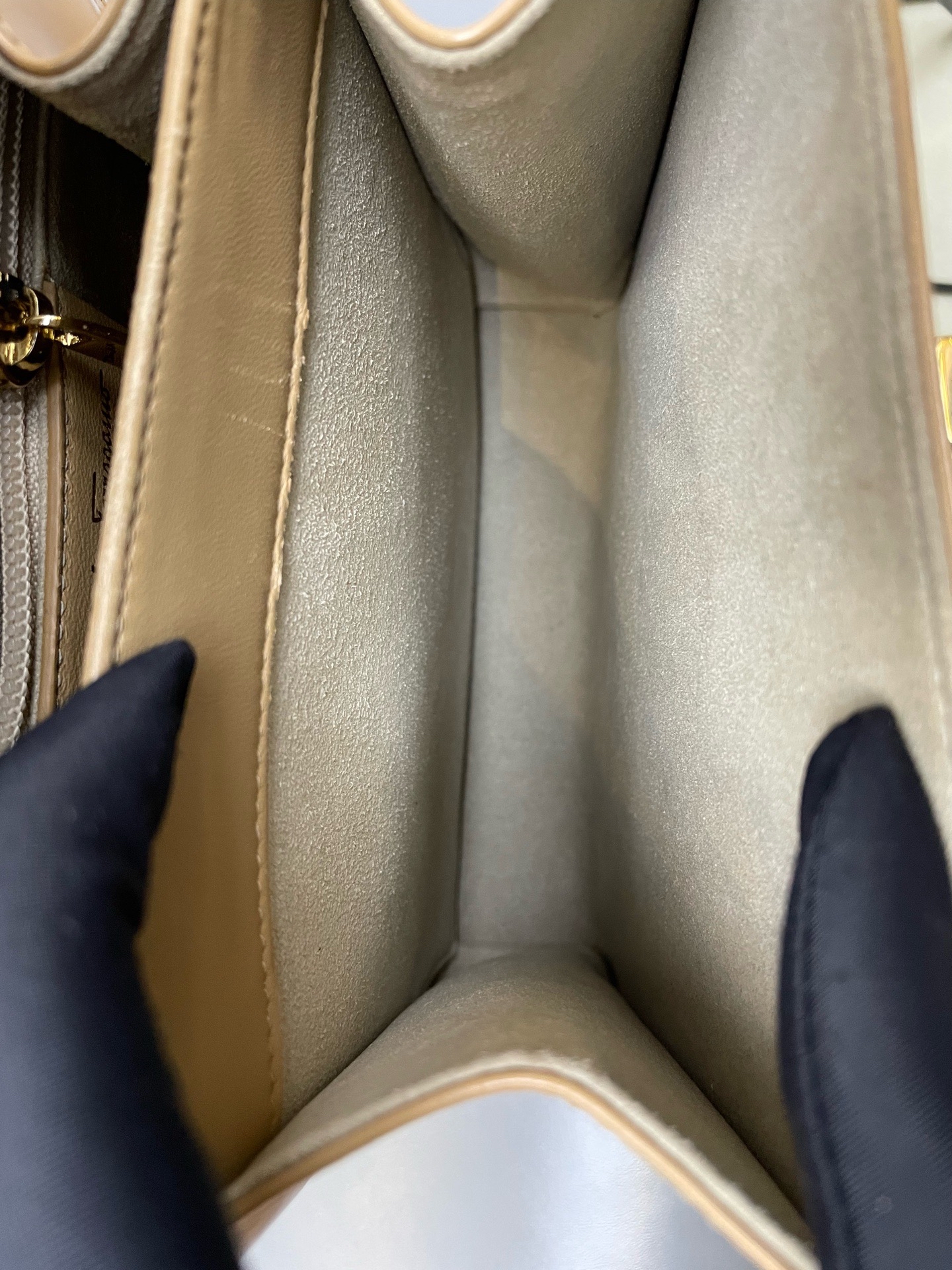 【預訂貨品】Ferragamo現代款奶茶色mini tote