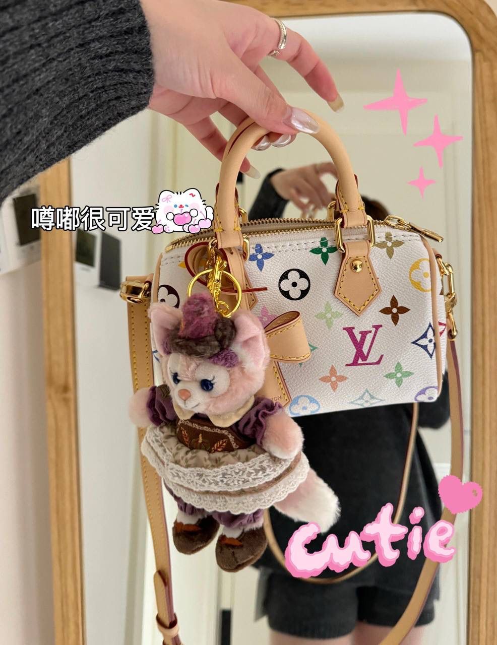 LV村上隆联名白三彩Nano Speedy来啦！姐妹们快看这个神仙包包！👜🌈 白色打底+彩色老花图案，配上祖传小锁头钥匙包，简直是《Mean Girls》千禧辣妹的标配！全新数码印花绝绝子，太阳花和熊猫都像要跳出来，阳光下自带ins滤镜特效！别看它巴掌大，手机口红💄钥匙全塞得下，从此打脸那些说mini包不实用的人！ 尺寸：16-10-7.5cm