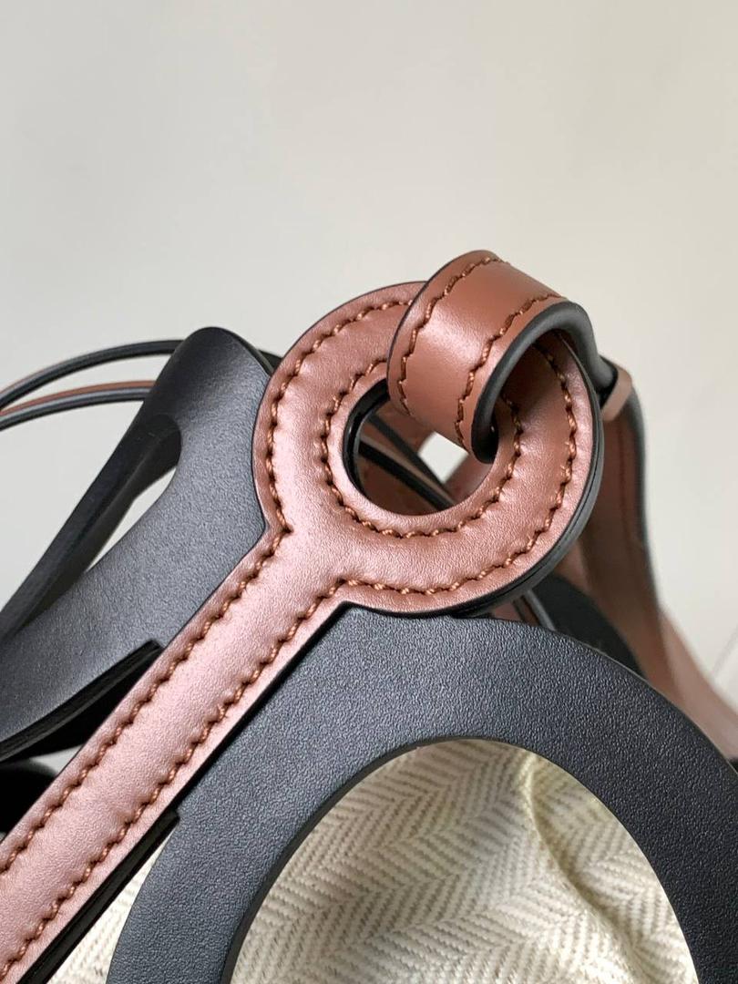 📍小号𝘼𝙣𝙖𝙜𝙧𝙖𝙢 𝙏𝙤𝙩𝙚镂空包 —【黑色到货😍】 编码：652210 尺寸：𝟑𝟐-𝟏𝟐-𝟐𝟓.𝟓𝐜𝐦 ❤️以品牌经典Anagram图案镂空牛皮革制成，搭配牛皮革提手肩带和人字形棉帆布束带内袋。 ❤️可肩背或手提。包包自重轻，容量大，优雅与洒脱，自由切换。