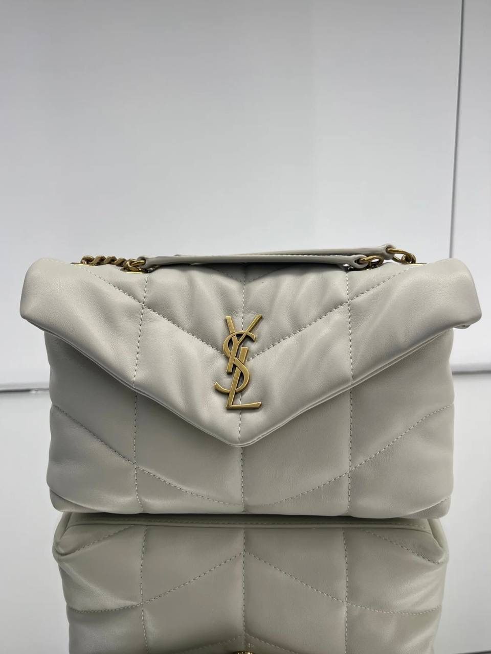 mini toy这个尺寸也好好看哦！ 夏天背小白包就是降温☺️☀️🌱 ys1 loulou puffer绗缝羊皮包 mini白金🖱️ 每家每户都有出个软绵绵的云朵包 它能从中脱颖而出有它的道理 特别洋气千金风，上身是真好看！ 小羊皮手感也软乎乎的很舒服 自重轻容量大～ 通勤日常都no problem☺️ 29×17×11cm577476m 23×15.5×8.5cm759337m