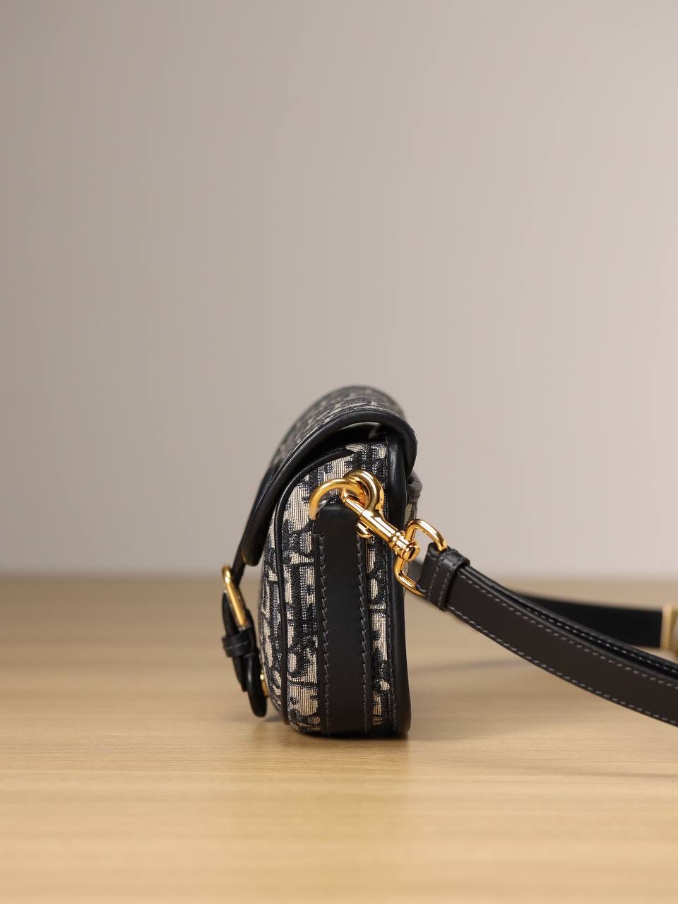 小号 DIOR BOBBY 手袋 蓝色 Oblique 印花🎀 翻盖开合设计 磁性扣环搭配装饰性“CD”扣 背面“30 MONTAIGNE”压花标志 后侧口袋 内部平盖口袋 可调节、可拆卸的滑扣皮革肩带🤟🏻 “Christian Dior”军装风格搭扣 内含防尘袋 尺寸：18 x 14 x 5 厘米