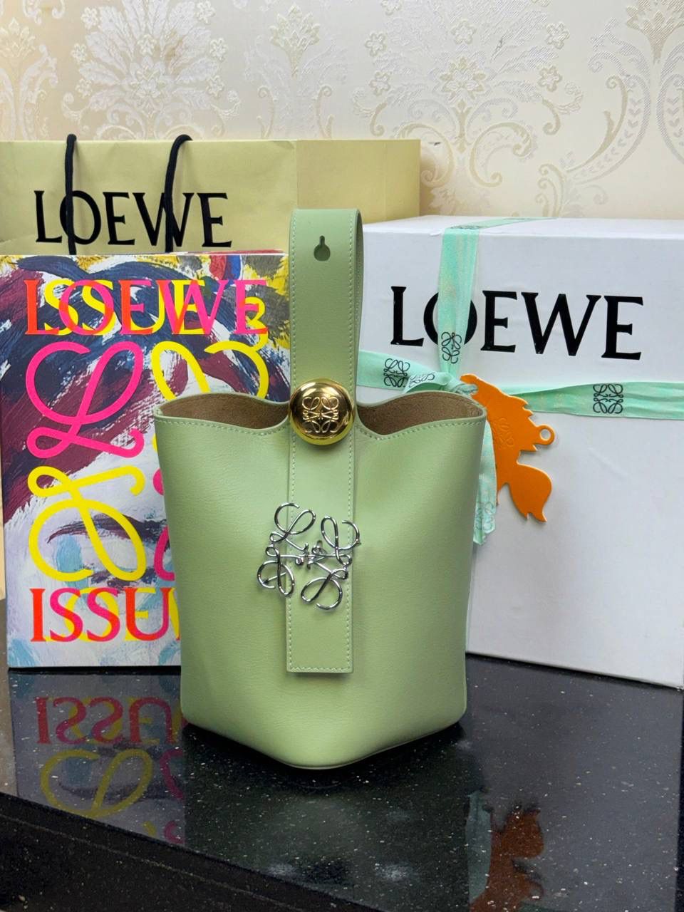 ♥️𝙈𝙞𝙣𝙞 𝙋𝙚𝙗𝙗𝙡𝙚 𝘽𝙪𝙘𝙠𝙚𝙩 ——【浅梨色】 尺寸：𝟏𝟔-𝟏𝟔-𝟗.𝟓𝐜𝐦 编码：062339 🎈标志性Anagram鹅卵石点缀，配以纯粹简约线条以及瞩目设计风格，诠释全新𝙋𝙚𝙗𝙗𝙡𝙚手袋👜 🎈自带一根🉑拆卸🉑调节的肩带，一包多背，多样化风格，秀场大放异彩😀内里容量超大，日常实用性强👌 🎈配全套专柜礼盒🎁，给你满满的仪式感👀