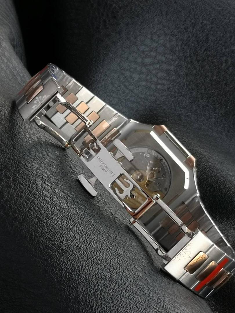 百达翡丽 方形 新系列CUBITUS 5821腕表 亮点特色：1️⃣机芯:搭载定制9015改Cal.26-330 SC一体机，调时不停秒，调时不停秒，摆轮位置均与正品一致，自动上链机芯。2️⃣钢带:316L定制级人体工程学表带，新扣款式。3️⃣表壳:尺寸45毫米厚度仅8.3mm，为表壳对角线长度(即10点位至4点位),因为表壳近似于方形，上下边的宽度会小于这一数值，所以视觉效果并不是很大。 搭配上，5821属于运动风格腕表，日常搭配正装和休闲风格也可以。