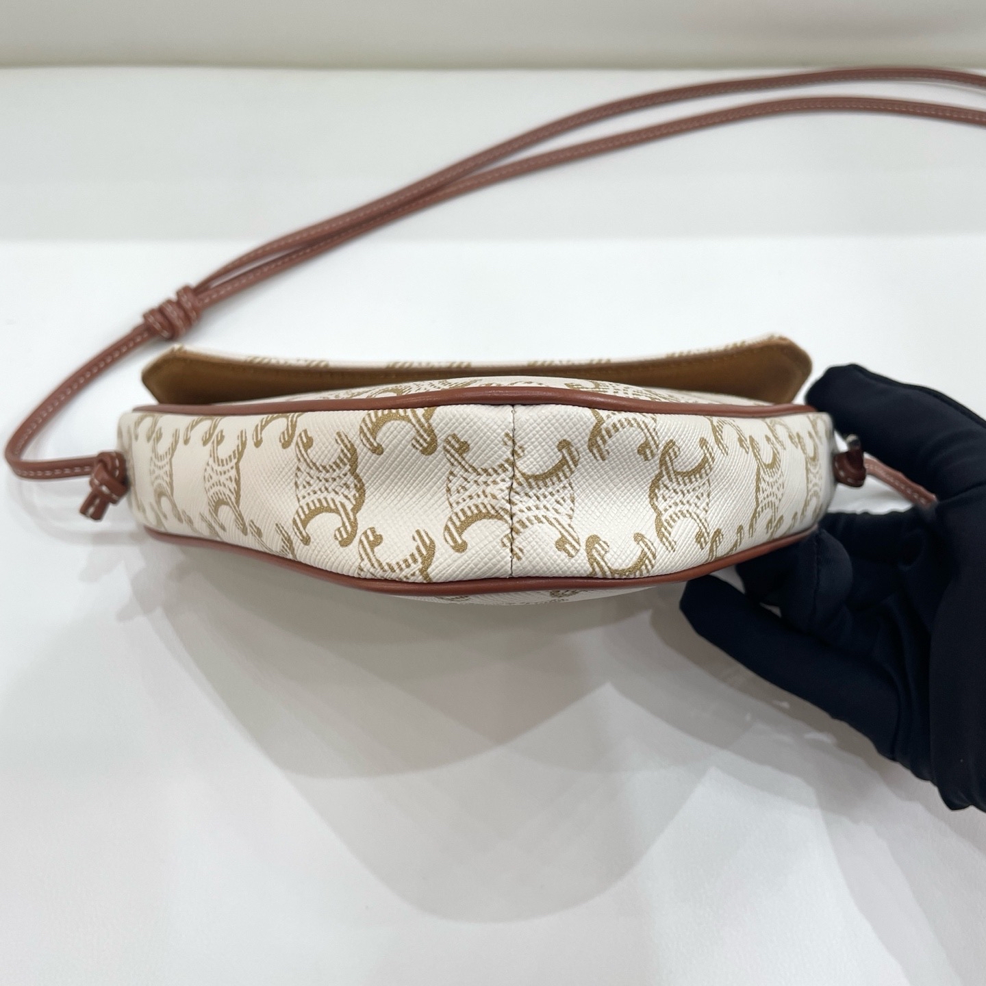 【預訂貨品】Celine白色老花三角包 