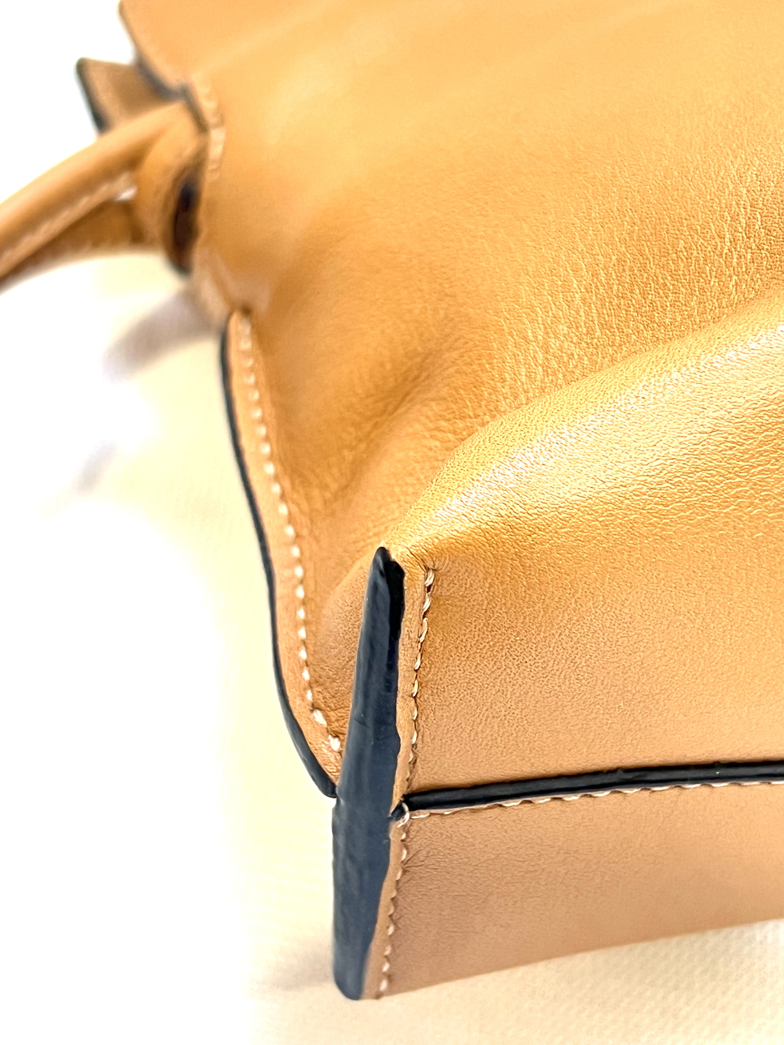 Pre-Owned LOEWE Nano Flamenco Leather Clutch / Product Code: 26041652