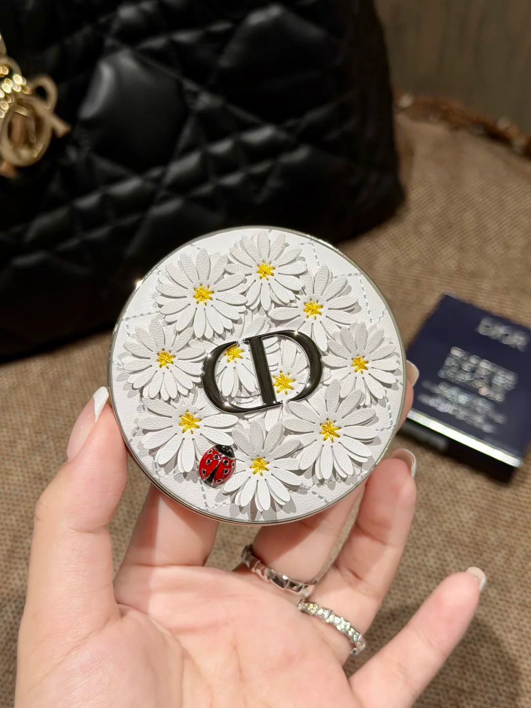 2026夏季限定！DIOR 迪奧 小雛菊 高光003 恆久貼肌亮采蜜粉餅 - 珍藏版