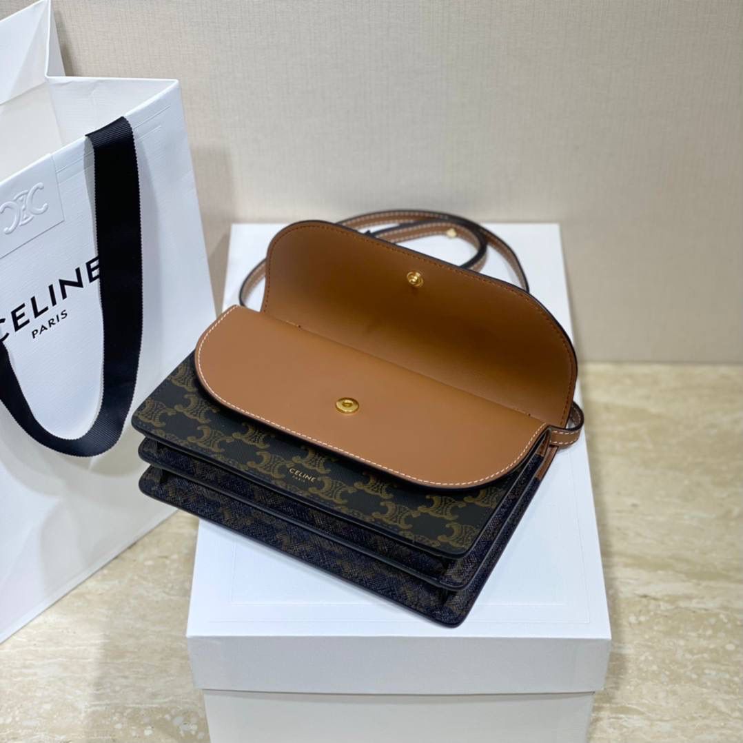 🔥大货实拍图 𝗖𝗘𝗟𝗜𝗡𝗘♥𝗖𝗔𝗡𝗩𝗔𝗦 𝗪𝗢𝗖风琴包 型号：10D852 尺寸：20*11.5cm 𝗖𝗲𝗹𝗶𝗻𝗲的这个𝗪𝗼𝗰包也叫三合一，真的物超所值了！啥都能装啊！pro max生活基本用品都能塞下，还有专门的放卡区，功能齐全太给力了！难怪男生们也偏爱ta！