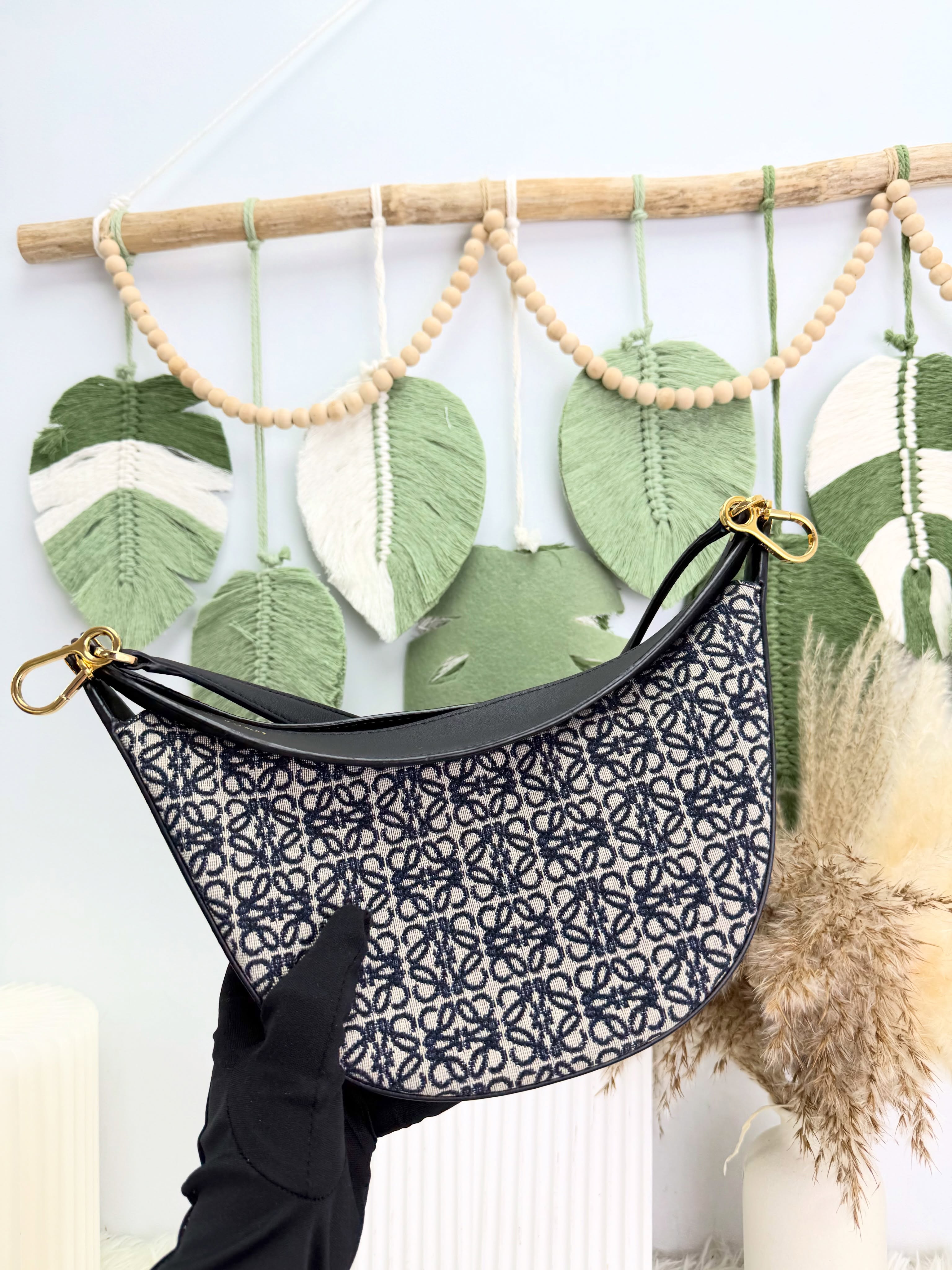 Loewe👜 PRE OWNED 🛍️黑色老花刺繡 Luna半月包 Small Anagram🖤 