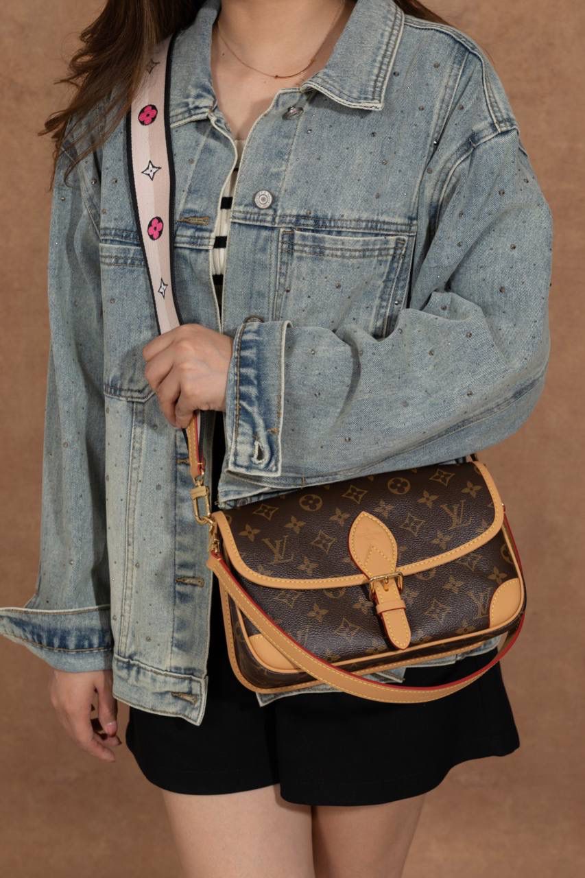 LV老花包💼😍 皮料采用意大利 A 级皮料，品质卓越。不管是是手感还是耐用性都堪称一流。五金精致，面料考究，手工精湛，油边细腻，每一个细节都彰显着 A 级出品的高标准。图片与产品一致，所见即所得哟🔥🔥 Size：25x15x19cm 细节真的很顶！ 渠道货的工艺一看就懂，从走线、五金到皮料和油边，全部都很细。 整体质感在线，拿在手上就知道做工不马虎，真的越看越爱😍