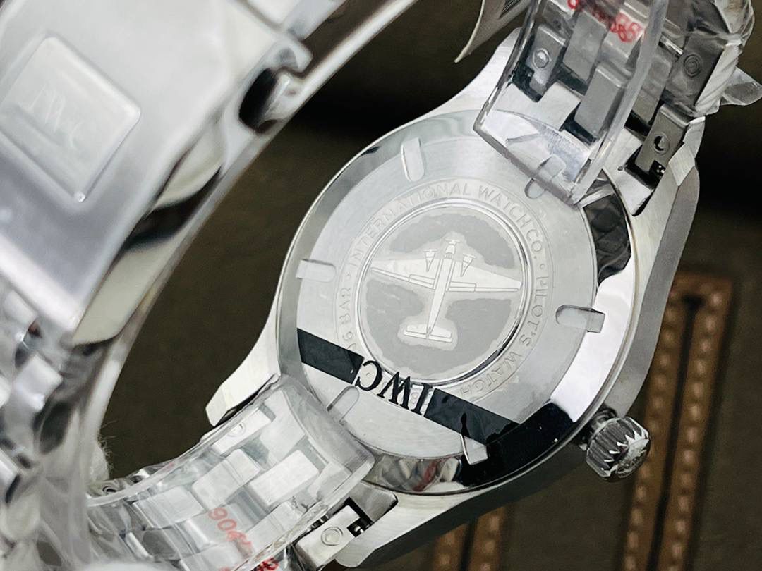 市场超级副本 原版开模 万.国IWC飞行员系列马克十八18商务腕表！超级副本！ 1⃣️直径40MM，尺寸与原装一致！原装快拆钢带！相对传统的精钢材质不仅更抗磨损，耐腐蚀，也大幅降低了腕表的重量，给日常佩戴提供了便捷。 2⃣️搭载9015进口机芯（零返修）！每个机芯都是经过严格挑选达到天文台级别。所有细节均完美克隆，且此款万.国IWC飞行员腕表视为万.国IWC经典款型，任何场景着装均适合佩戴。