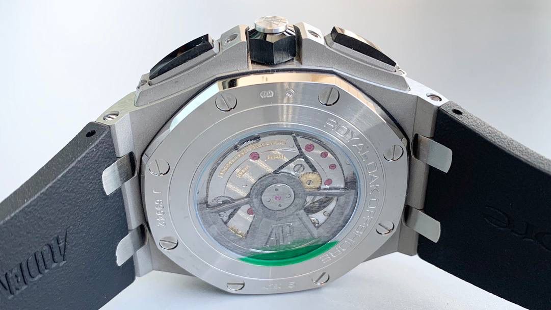 表盘以爱彼经典的大格纹为背景，一个个层次分明的方格排列，经过完美的打磨，将尽善尽美体现得淋漓尽致。三点位的日历表盘，在蓝宝石玻璃凹透镜的作用下，TPE扩大效果与原版一般无二。每一根大小表针，无论从各个角度来看都没有出现毛刺现象，这一点解决了大部分强迫症表友一直存在的烦恼！刻度与表针中间部位都采用瑞士进口夜光粉，每一个个体都做到手工填充，均匀饱满度是机器填充远远比拟不了的，亮度与发光颜色与原版几乎一致！机芯方面采用7750改3126的计时机芯，十二位的小秒，六点位和九点位的12小时计时与30分钟计时，完美的还原了原版的所有功能，经过JJF团队的精密打磨，大大提升了7750基础机芯的稳定性，缓解了一直以来计时机芯款式空有其表的尴尬现象！做到无可挑剔，堪称天花板级别，欢迎广大表友品鉴！