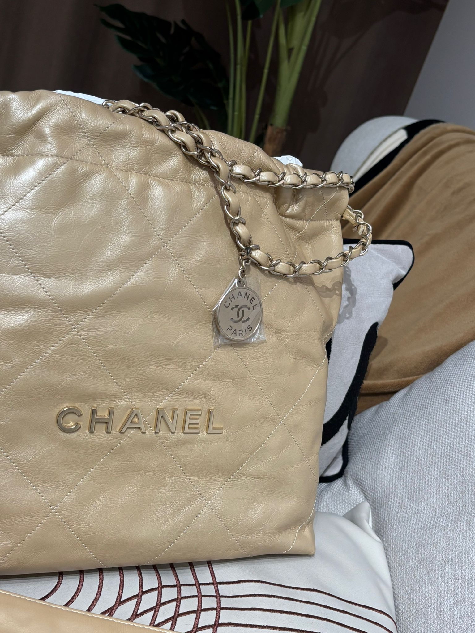 Chanel 22 small hobo Bag 100%Authentic ,98%new ✅專門店收據✅chip✅dust bag✅box