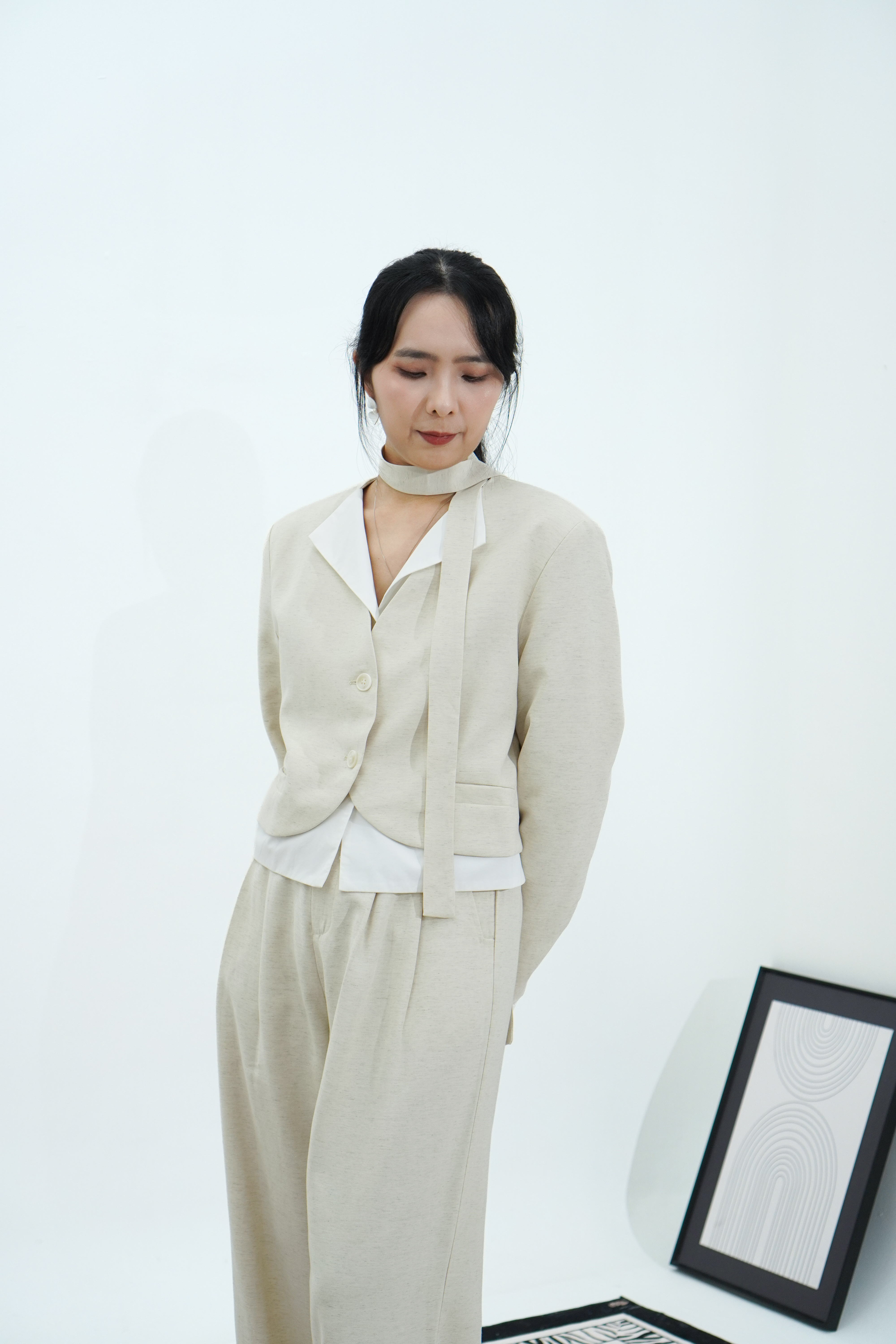 杏色西装外套+长裤套装