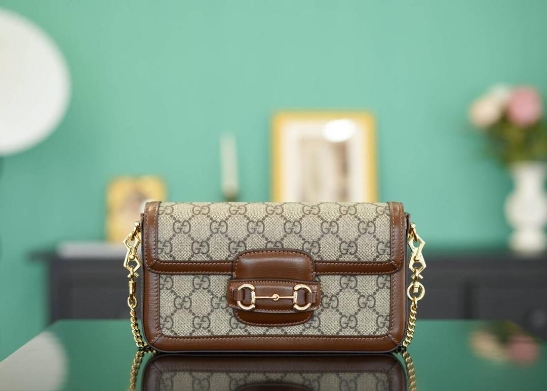 🥯Gucci Horsebit 1955系列迷你手袋 棕色 22cm (原厂皮全铜五金) 正品售价¥12.000 标志性的金属马衔扣搭配经典双G图案 把复古时髦感拿捏得恰到好处 新款的1955二合一马鞍包 包身轻便，且配有一个MINI卡包 主打一个精致便携~ 官方款号 752002 尺寸：21.5x12.5x3cm