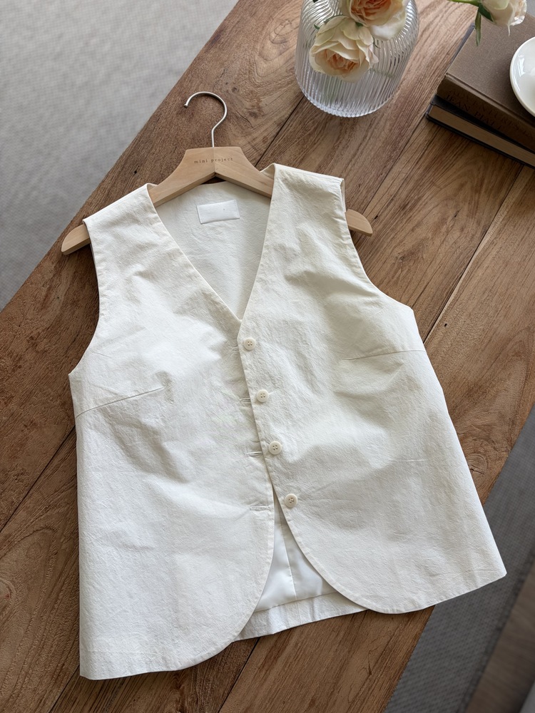 Minimal Buttoned Vest (Black)