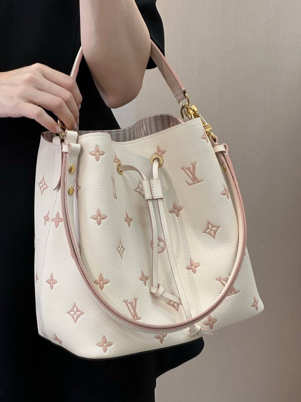 LV Neonoe 水桶包｜本季新款 💕 说到 LV 水桶包，Neonoe 一定是人气王！第一眼就被这个奶油粉打中 💗 不是那种甜腻粉，是带一点灰调的莫兰迪粉， 高级又温柔，春夏背真的很加分～ 黄皮姐妹也完全 OK 👍
