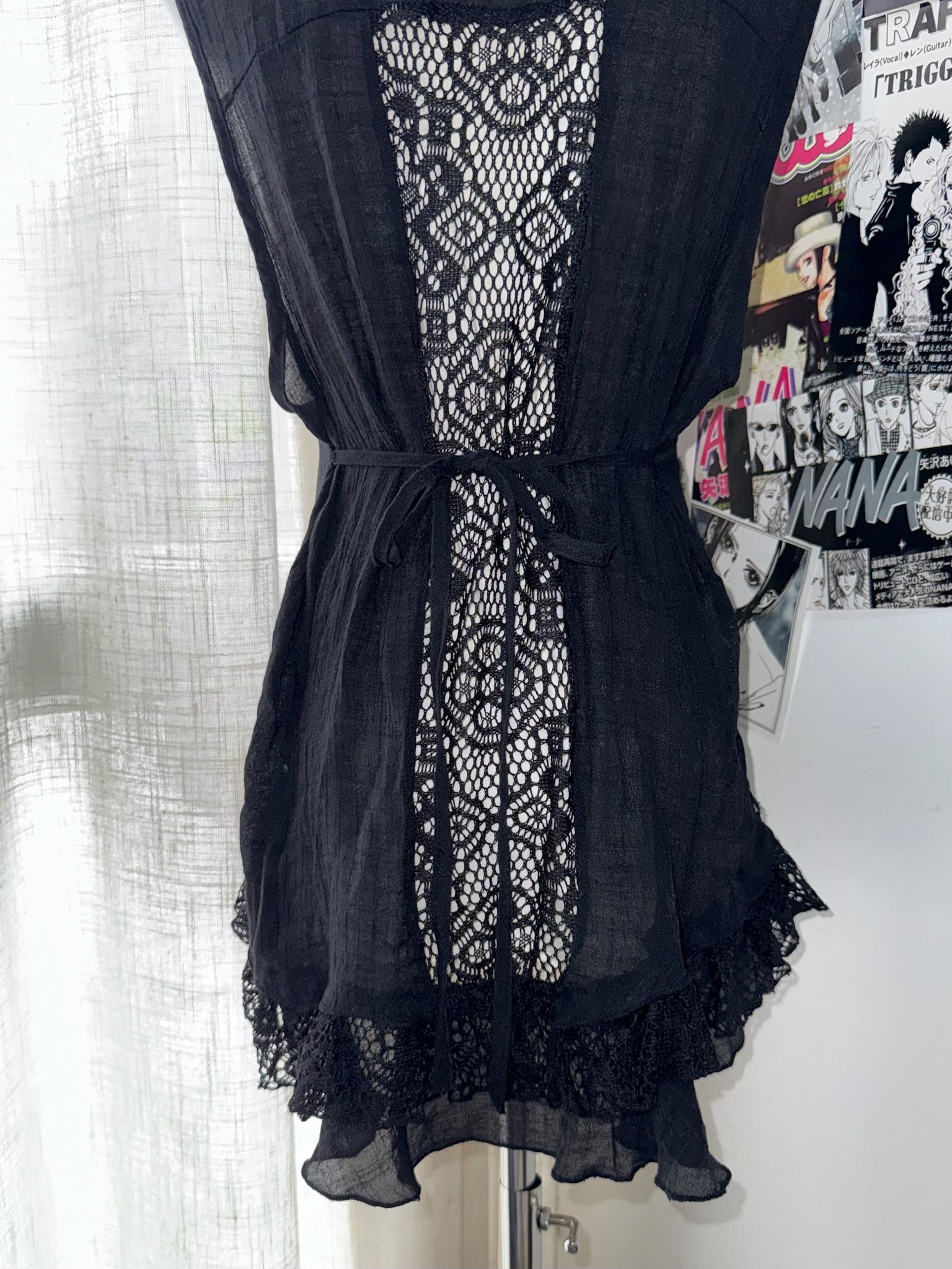 Lace-Panelled Ruffled Layering Vest