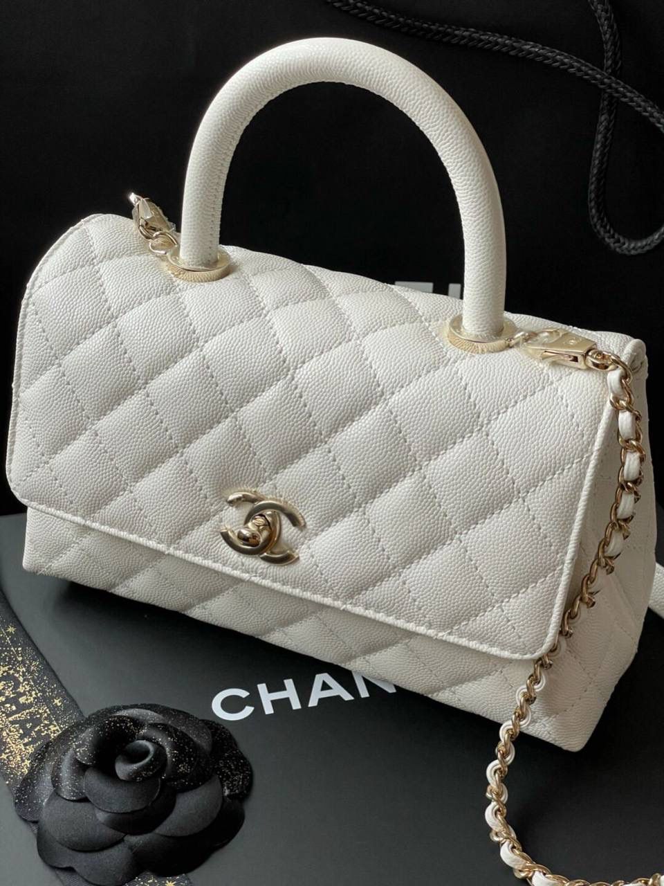 Chanel coco handle白色太美啦！💕 22年第一天入手的，小号的容量非常可，手机 钥匙 纸巾 粉饼都放得下，还有多余的空间 👆自然光12pro后置直出 香奈儿 香奈儿handle 包治百病❤️‍🩹