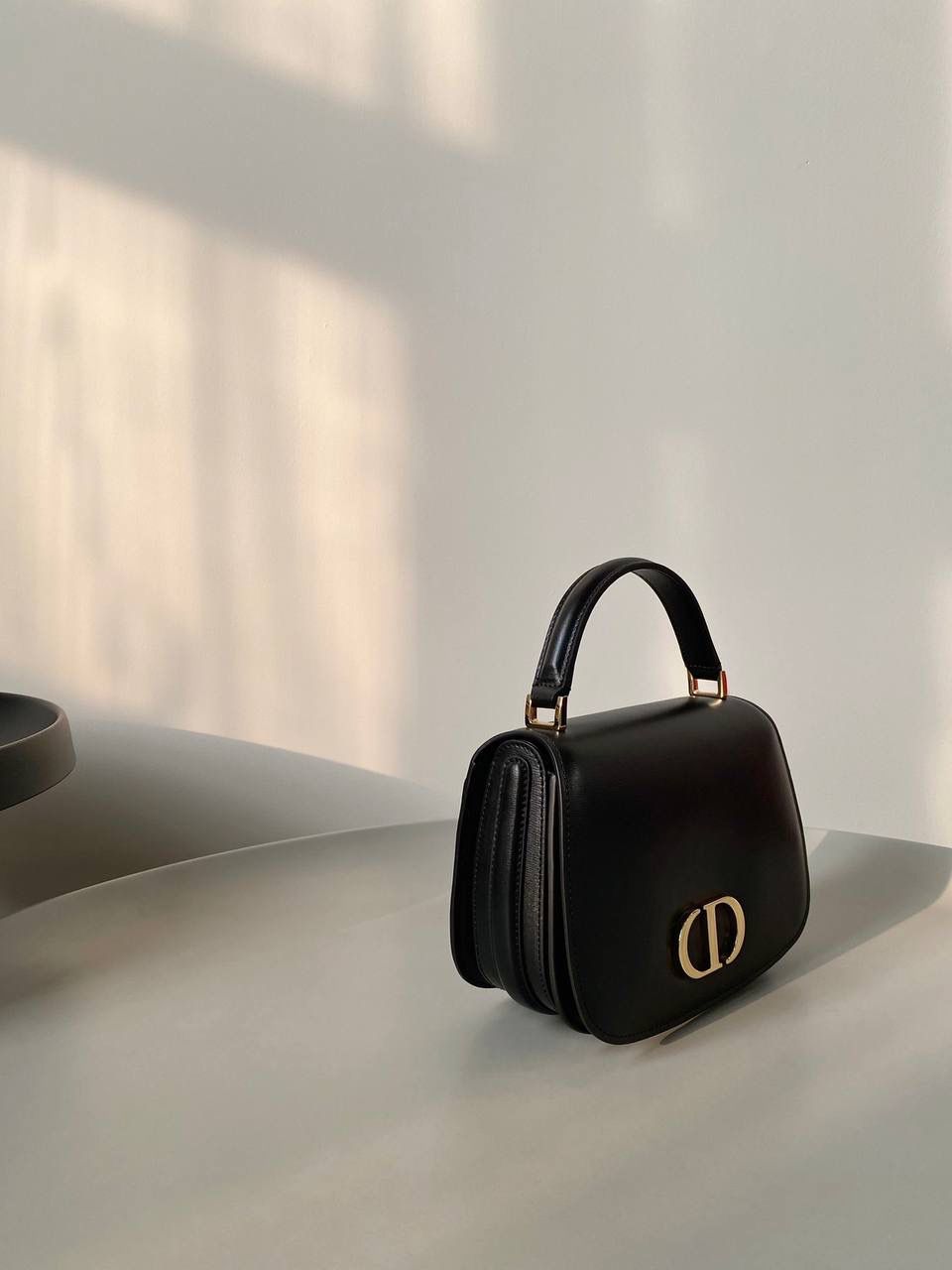 🈶黑色大号 𝐃𝐢𝐨𝐫 𝐓𝐨𝐩 𝐡𝐚𝐧𝐝𝐥𝐞蒙田30 蒙田大家都知道，从来没有失望过🤩 质感和纹理还是一如既往的好， 有光泽感之外还非常轻 耐磨！ 19×12×8cm