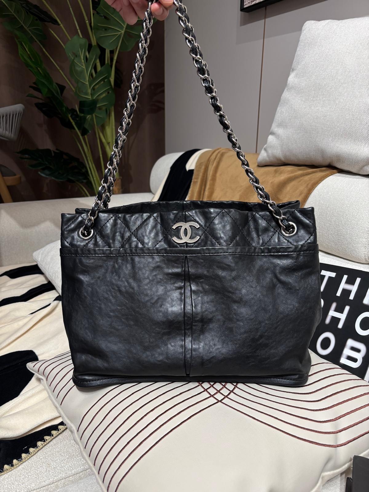 Chanel shoulder bag calfskin ,黑色牛皮 100%Authentic,95%new  ✅card✅dust bag  
