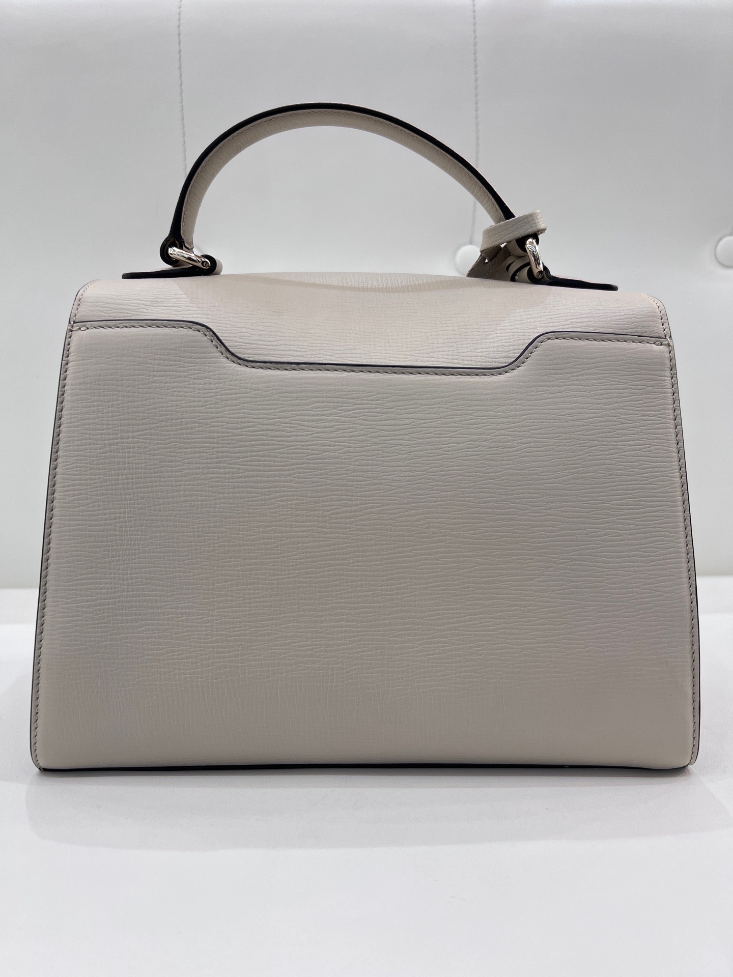 【預訂貨品】閒置新⭐️  Ferragamo Letty系列米白色牛皮斜孭包