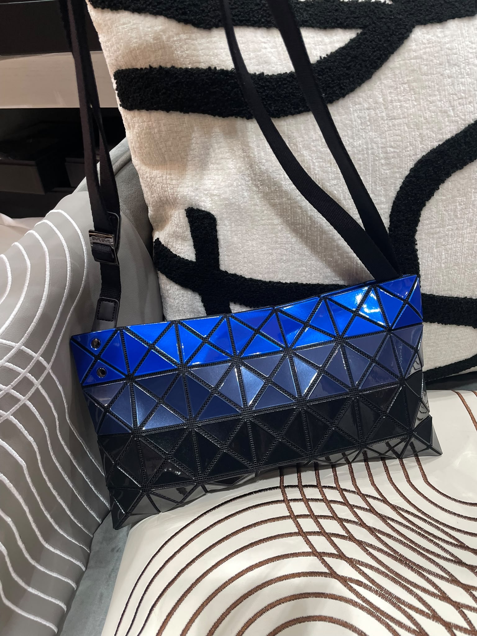 Issey miyake BaoBao crossbody Bag  100%Authentic,98%new