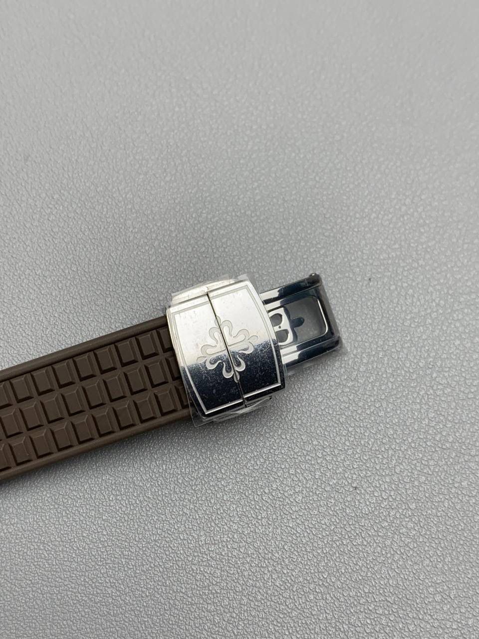 百达翡丽 5067A 手雷 石英女表 ——PPF继续购入原装PP--5067A腕表，独立拆解开模。完美还原PATEK PHILIPPE--5067A全系列石英腕表，带来全网最佳的复刻产品和极致体验。 【表带 扣】 1.采用与原装一致的天然复合橡胶（Tropical）材质，经久耐磨，可抵抗海水侵蚀和紫外线辐射。 2.完美克隆Aquanaut最新表扣，即使在非常细小的拐角处上也做有倒角润饰，确保还原正品般的舒适感。 【表壳】 1.腕表尺寸35.6X7.7mm 圆润的八角形表壳与原装一致，保持着复古的造型和精湛的打磨。 2.旋入式把头设计和实心底盖吻合与原版 3.表圈镶嵌46颗顶级施华洛世奇水晶（共计1克拉） 【机芯】 瑞士石英机芯改PPCal.E23-250芯。走时稳定，续航持久，性价比超高。