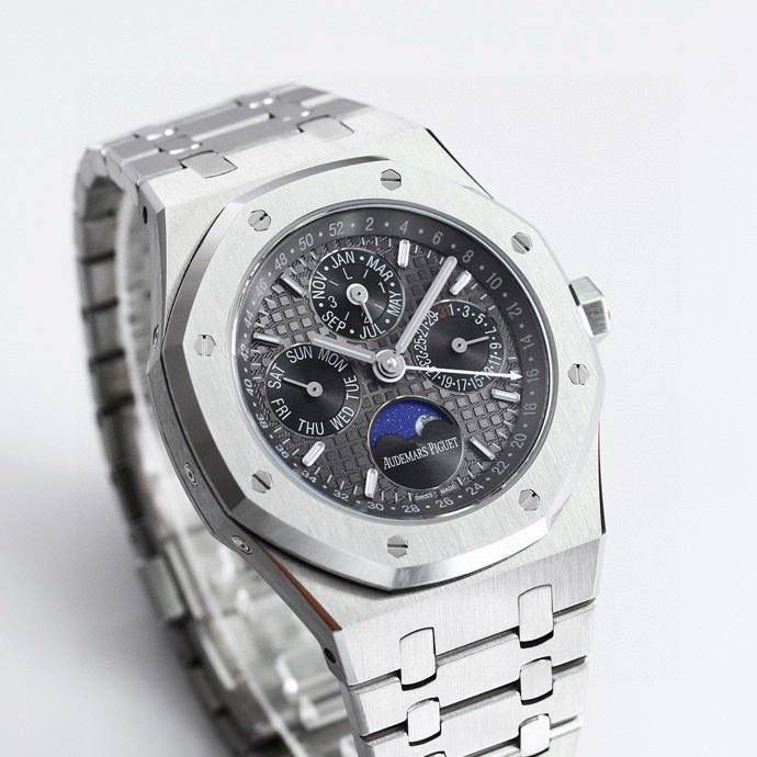 🚀爱彼 皇家橡树系列 ，复杂功能万年历腕表。型号：26574ST.OO.1220ST.01 业内唯一实现原版功能。💯 贵族钟表 爱彼皇家橡树系列万年历腕表，高贵优雅的蓝盘配上冷艳精钢表壳，完美体现爱彼美学设计及复杂功能的极高技术。 表壳采用316L精钢，直径41毫米. 厚度11.4mm。蓝色表盘镌刻“Grande Tapisserie”大格纹装饰，蓝色表盘，立体时标、刻面指针覆盖夜光涂层。三个显示日历功能的副表盘以及月相显示盘对称分布于表盘之上，井然有序地显示出小时、分钟、星期、日期、周历、月份、月相和闰年信息。真正唯一对版。蓝宝石防眩光处理让整体手表更加通透明亮。 搭载9015一比一改装定制还原Calibre 5134自动上链机芯。堪称毕业的产品。 这枚腕表的编号是Ref. 26574ST.OO.1220ST.01