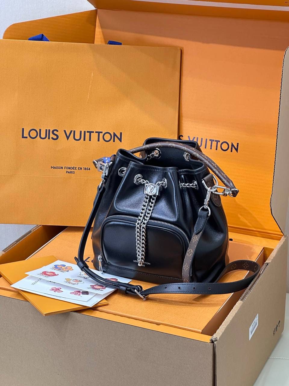 LV炫酷水桶包👜✨ 见多了 这么炫酷的还是第一次， lv本季最瞩目的一只水桶包， 以摩登摇滚型格 焕新经典Noé手袋元素， 正面凸出的拉链袋， 亮银色链条充当抽绳的设计， 将优雅灵动与时髦炫酷完美融合😍❤️